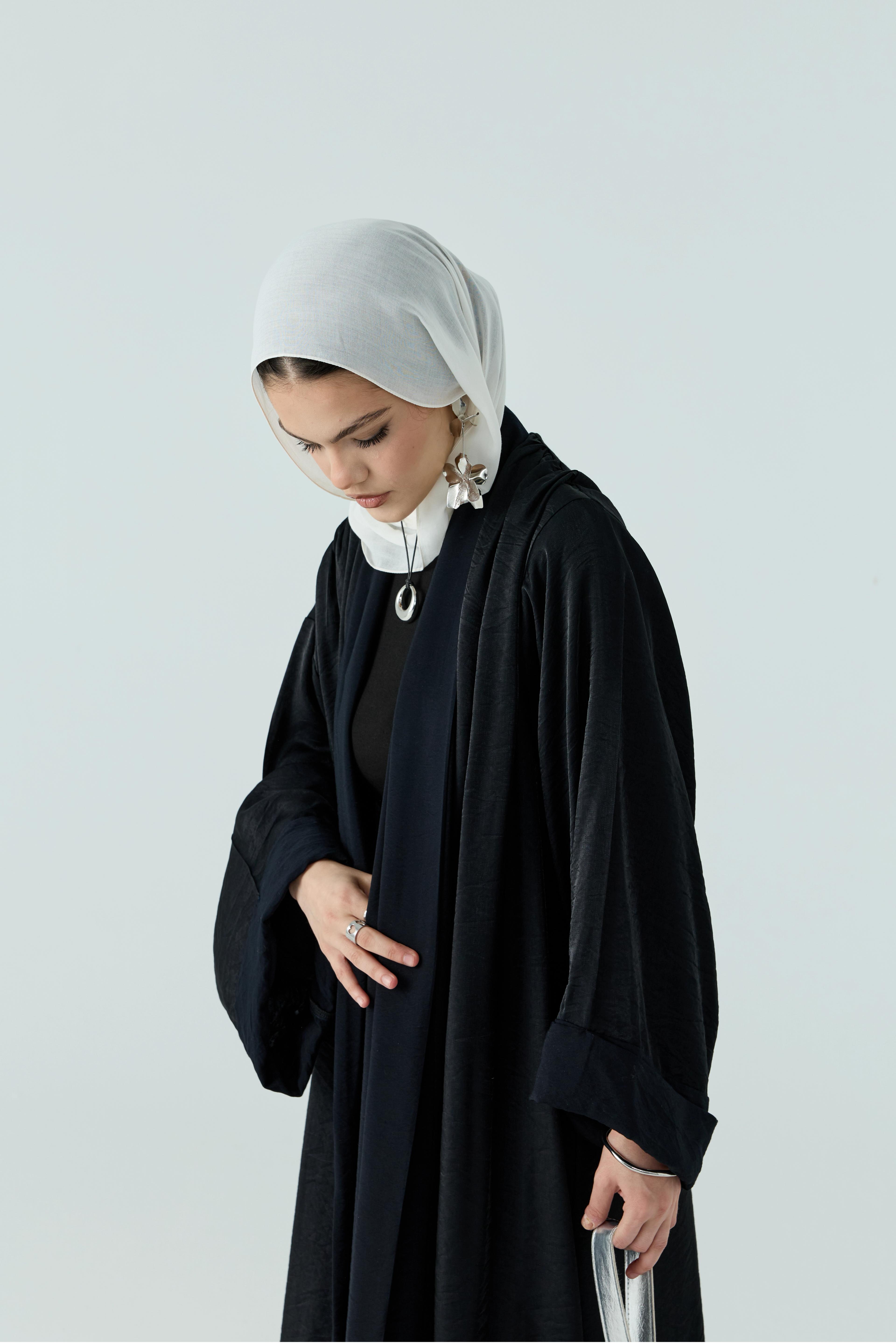 Siyah Parlak Omuz Büzgülü Abaya