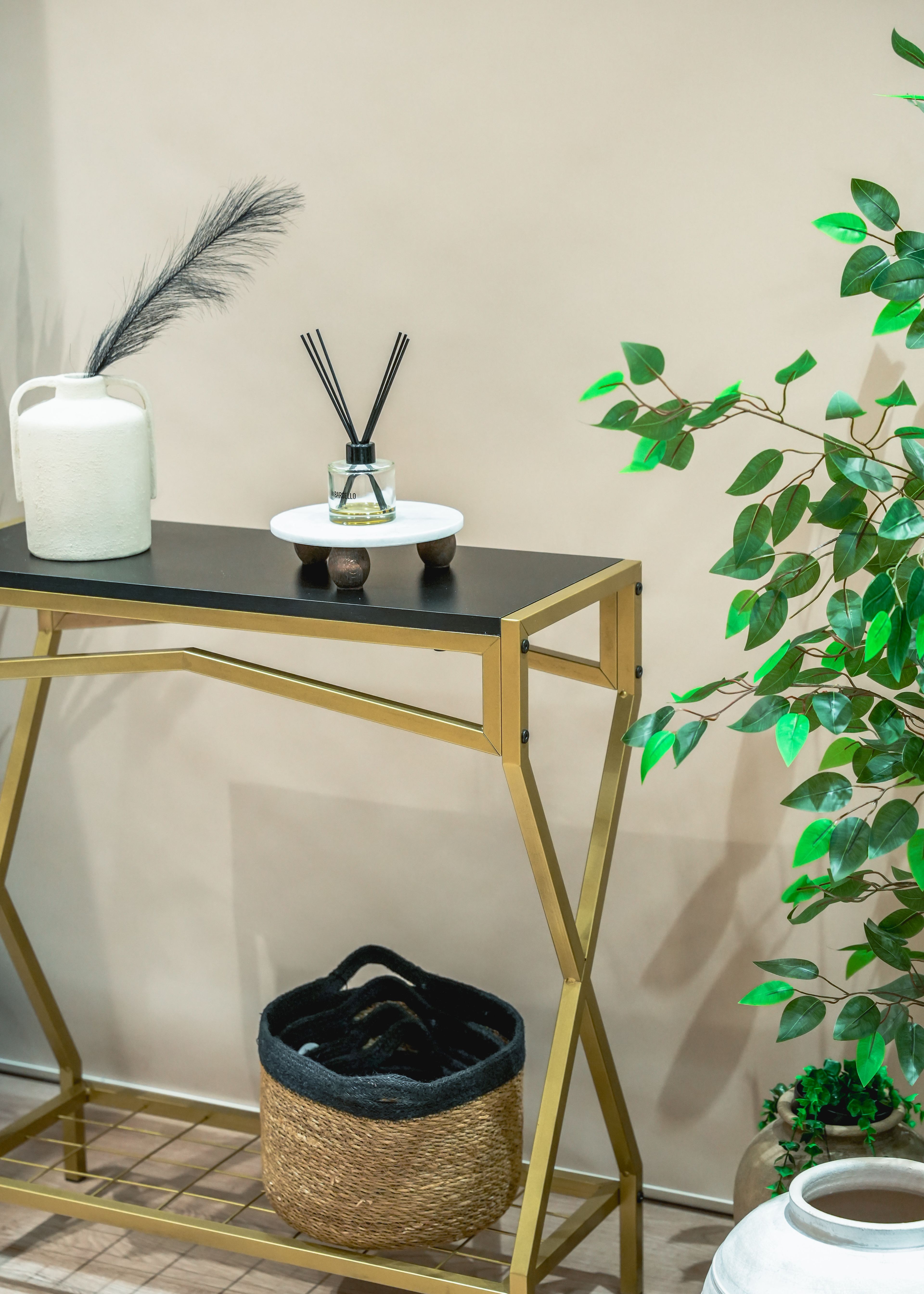 Ahşap Raflı Metal Dresuar – Salon ve Hol İçin Çok Amaçlı Dekoratif Raf