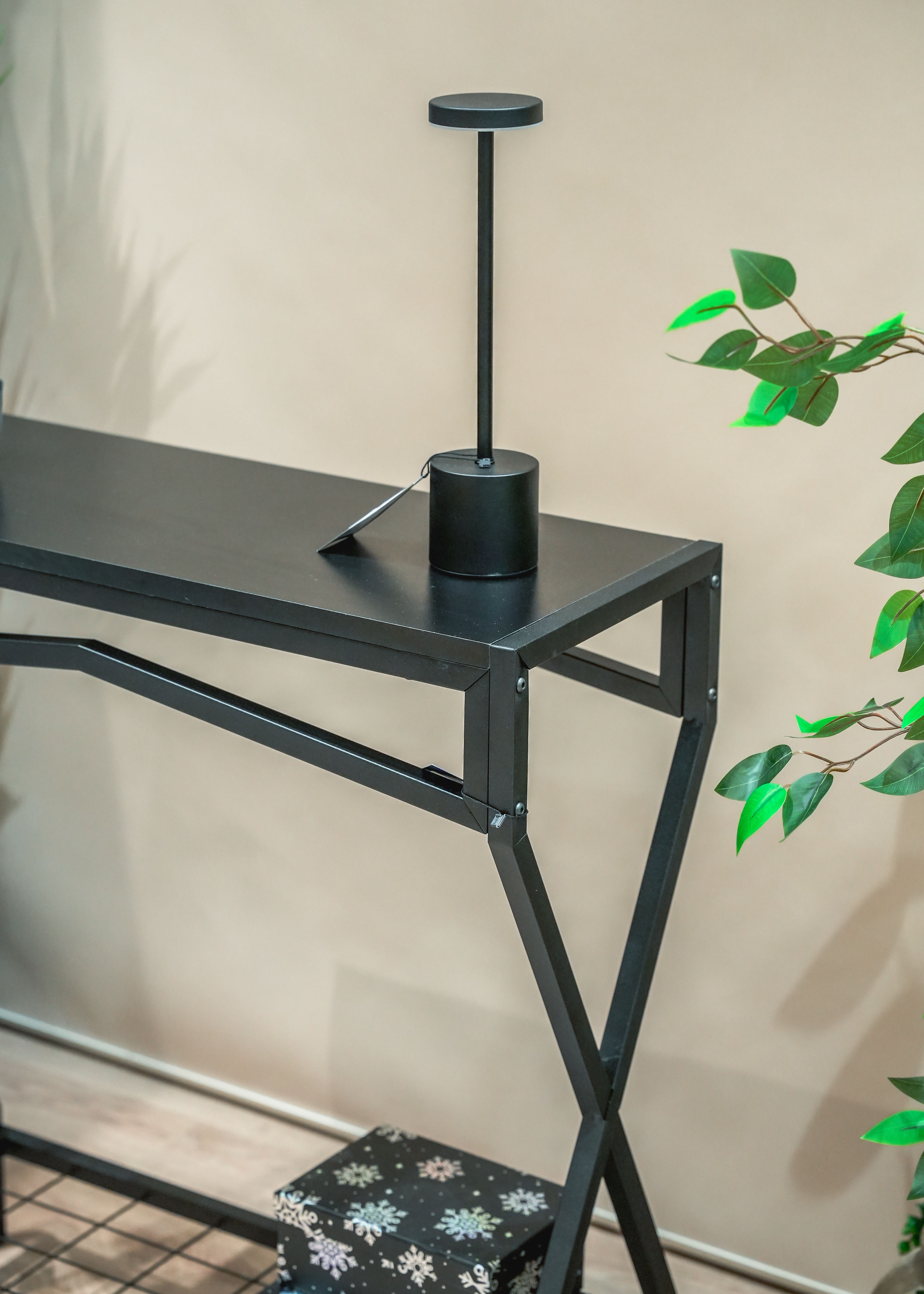 Ahşap Raflı Metal Dresuar – Salon ve Hol İçin Çok Amaçlı Dekoratif Raf
