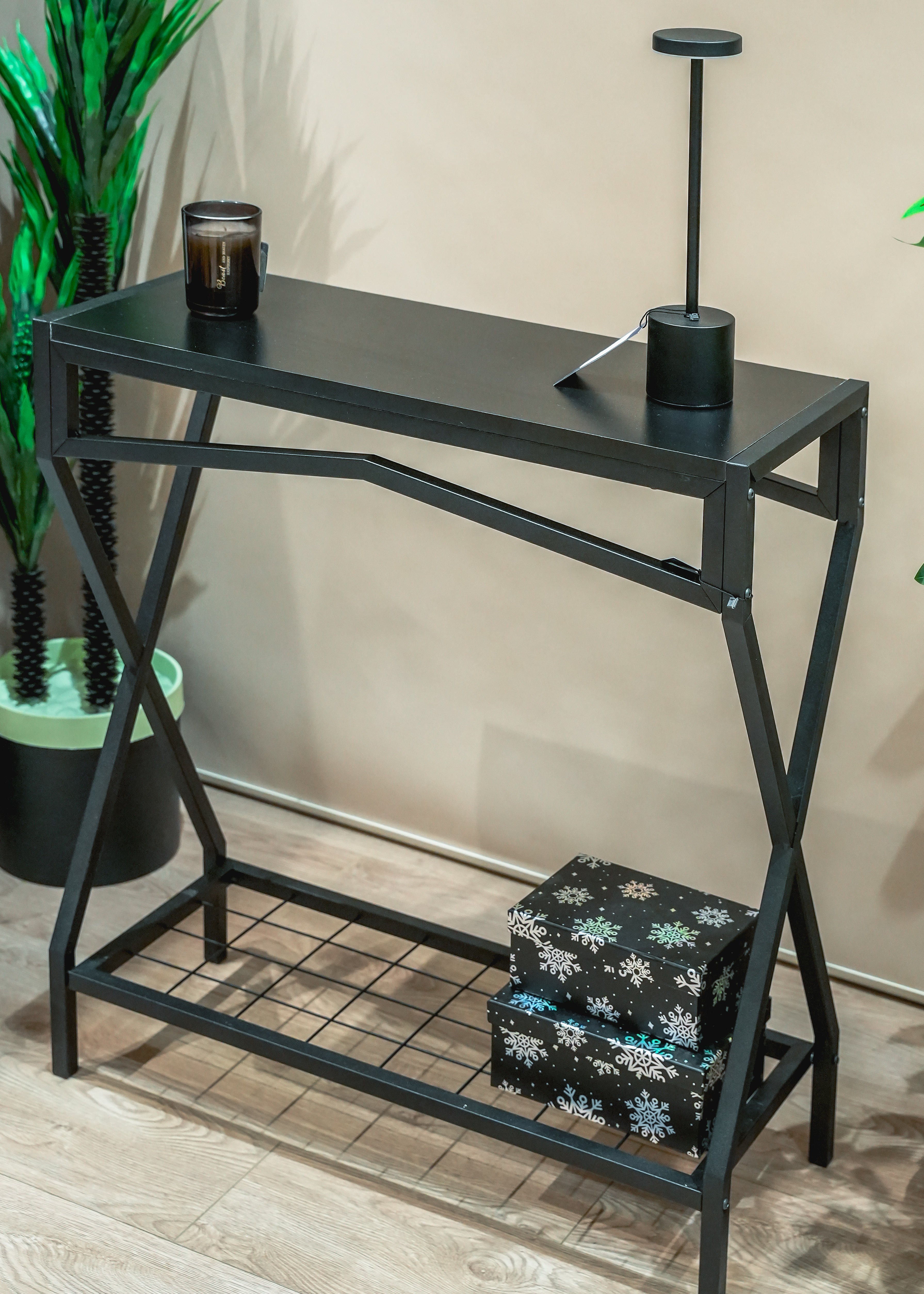 Ahşap Raflı Metal Dresuar – Salon ve Hol İçin Çok Amaçlı Dekoratif Raf