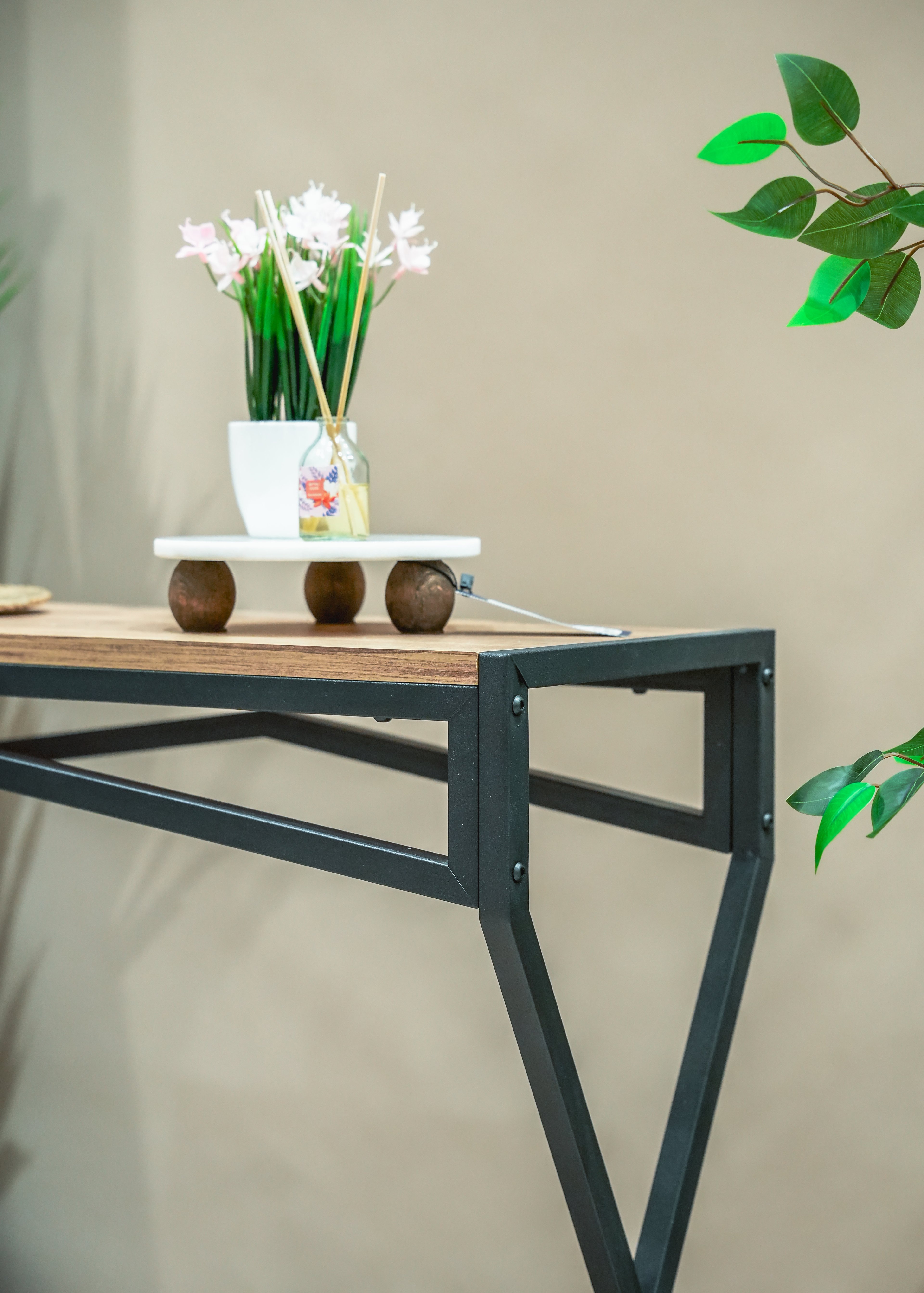 Ahşap Raflı Metal Dresuar – Salon ve Hol İçin Çok Amaçlı Dekoratif Raf