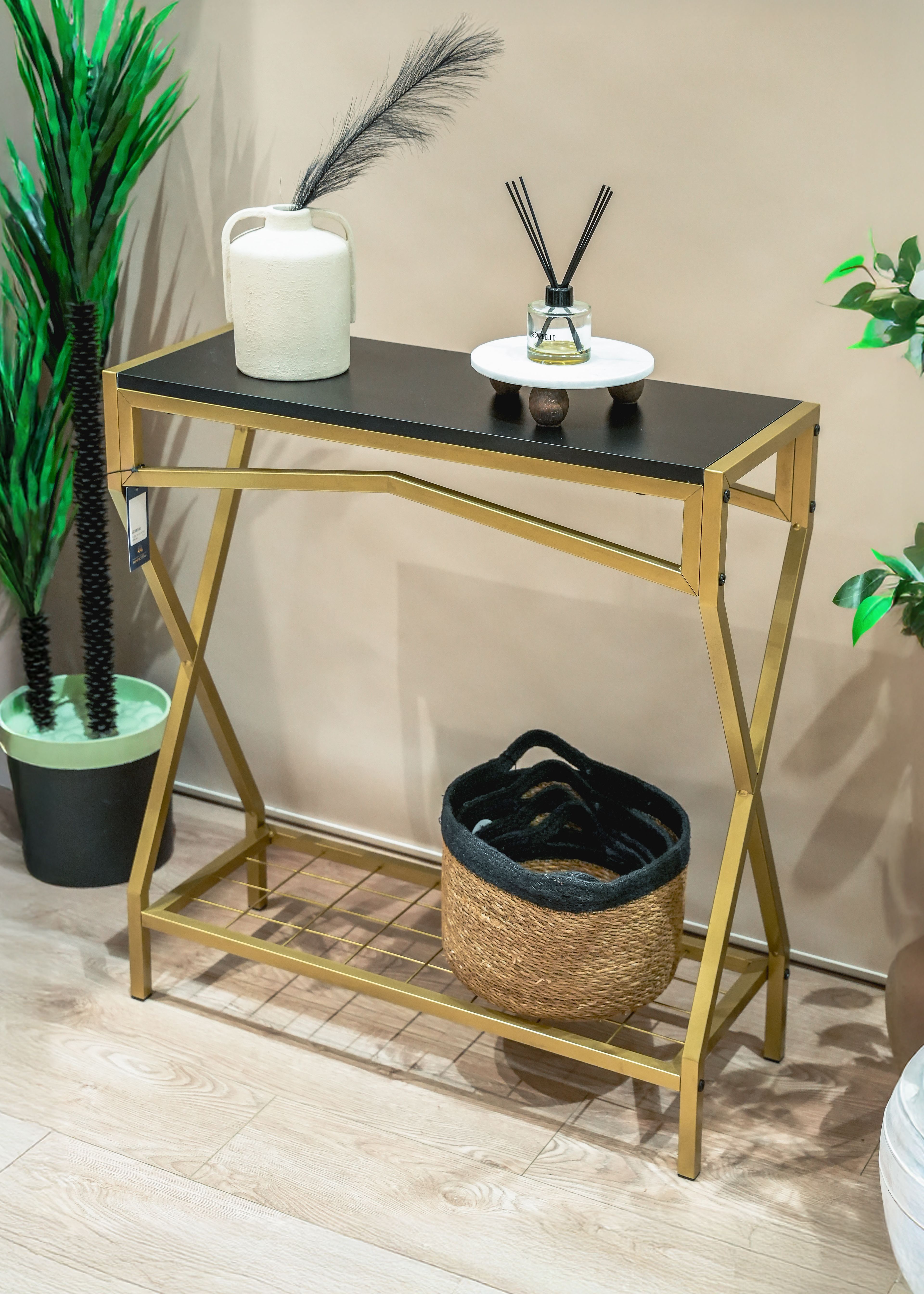 Ahşap Raflı Metal Dresuar – Salon ve Hol İçin Çok Amaçlı Dekoratif Raf