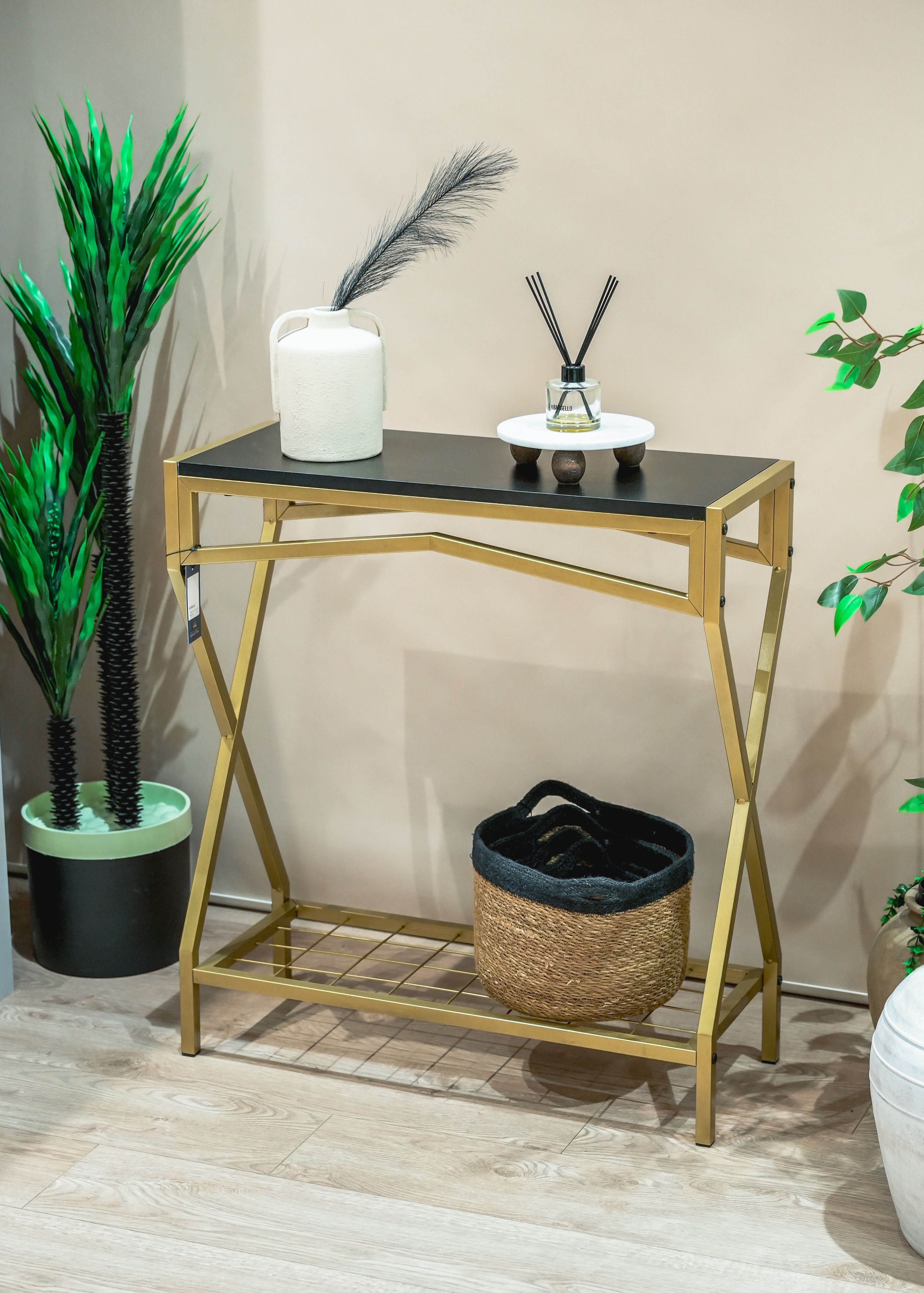 Ahşap Raflı Metal Dresuar – Salon ve Hol İçin Çok Amaçlı Dekoratif Raf