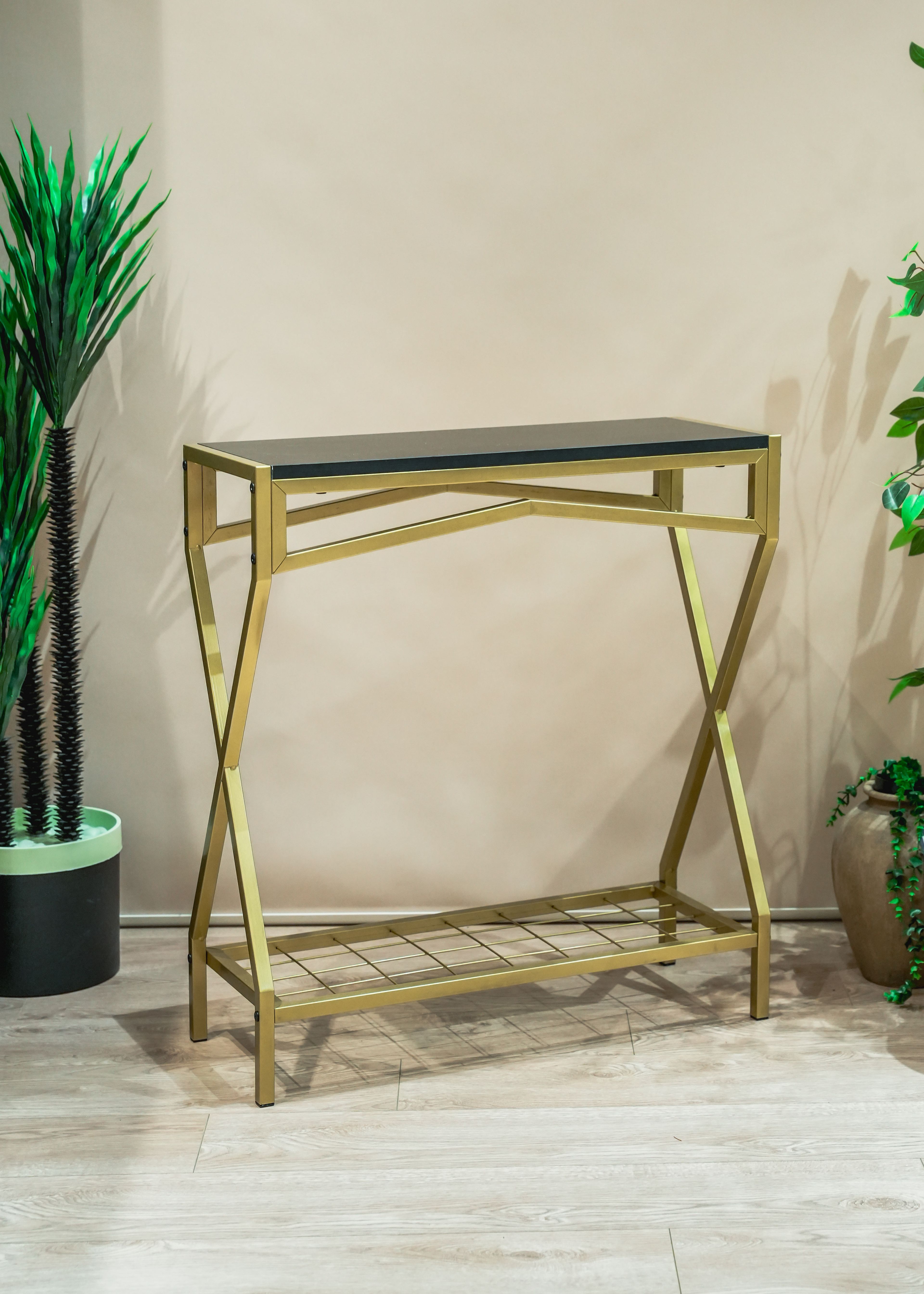 Ahşap Raflı Metal Dresuar – Salon ve Hol İçin Çok Amaçlı Dekoratif Raf