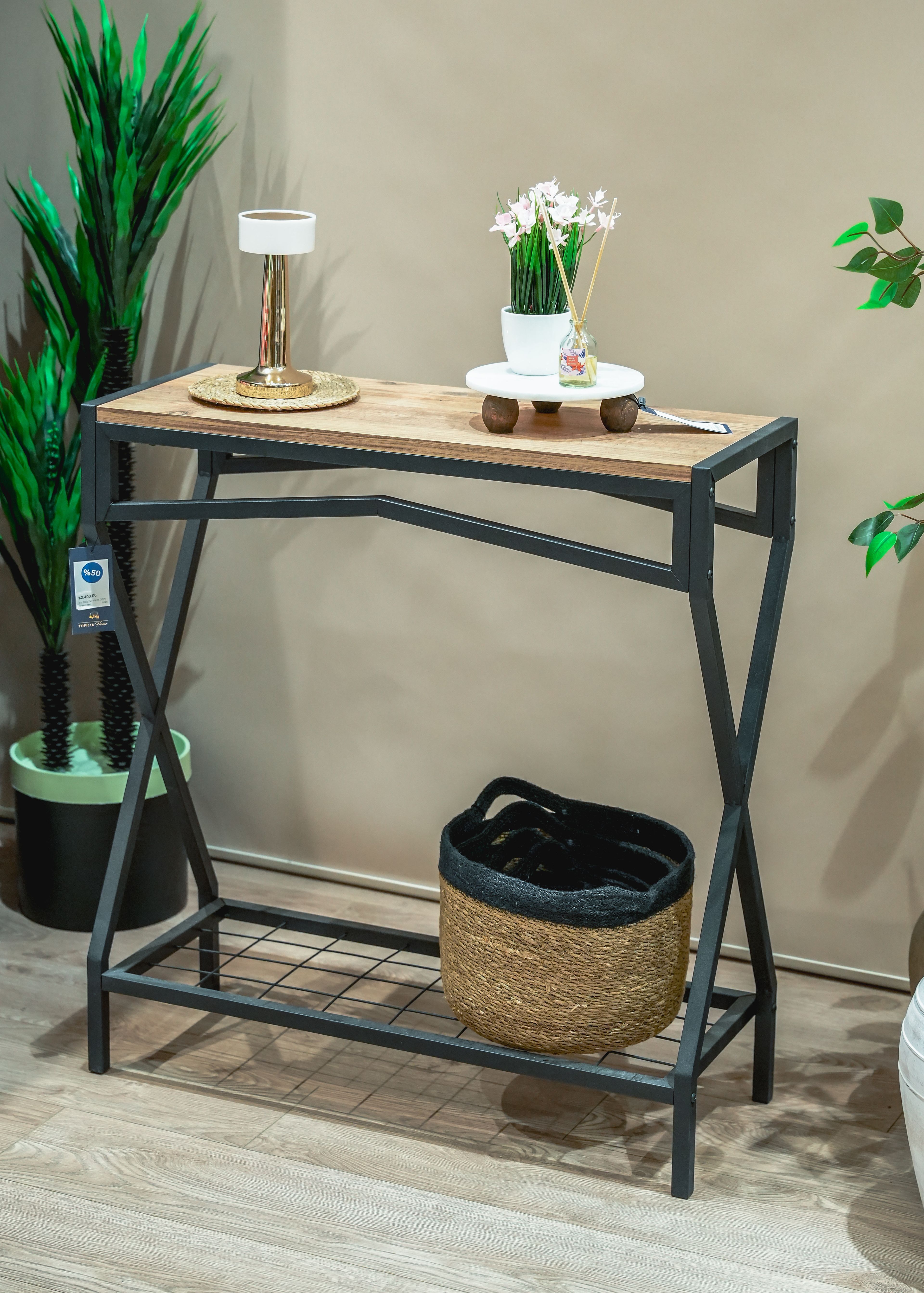 Ahşap Raflı Metal Dresuar – Salon ve Hol İçin Çok Amaçlı Dekoratif Raf