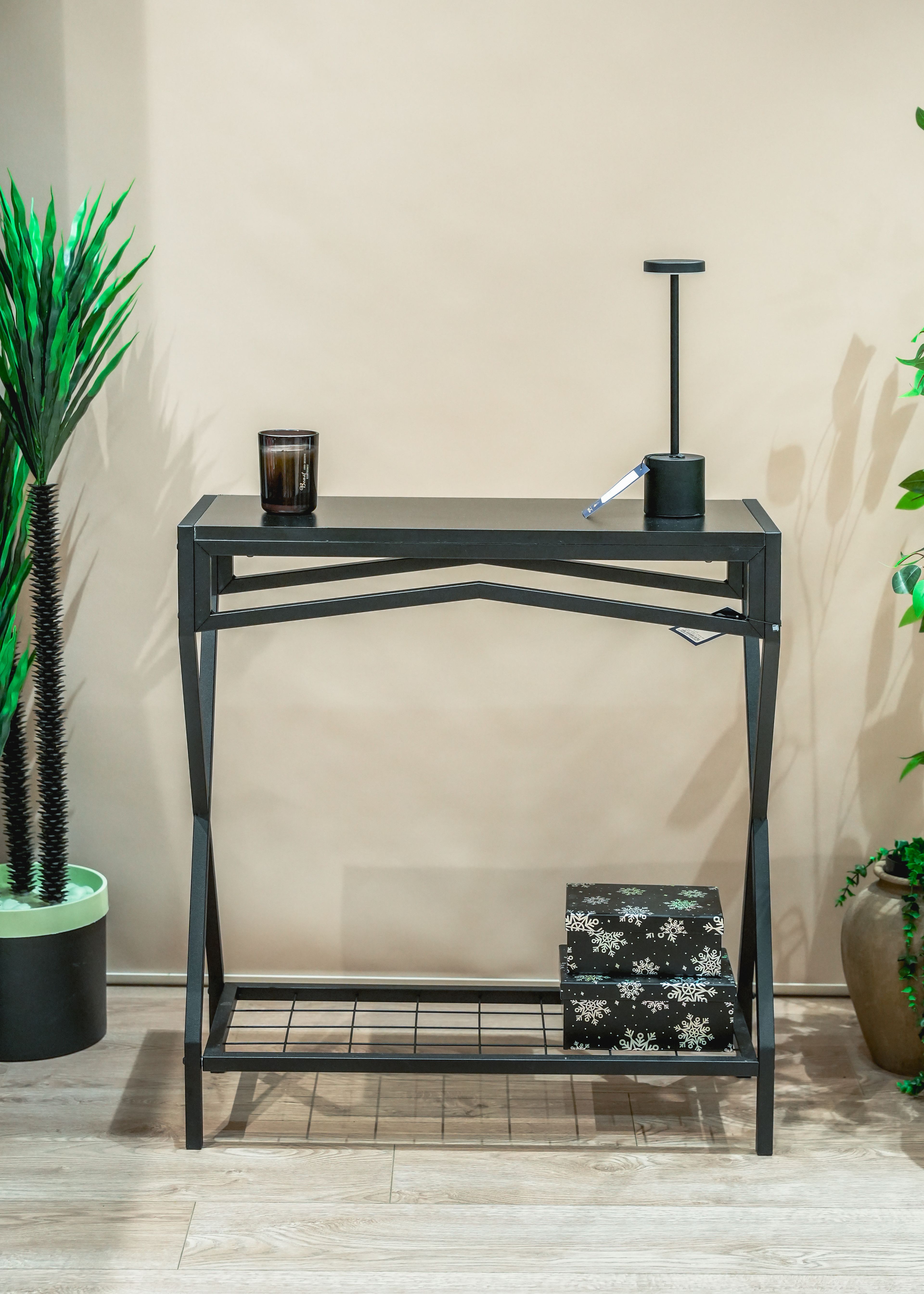 Ahşap Raflı Metal Dresuar – Salon ve Hol İçin Çok Amaçlı Dekoratif Raf
