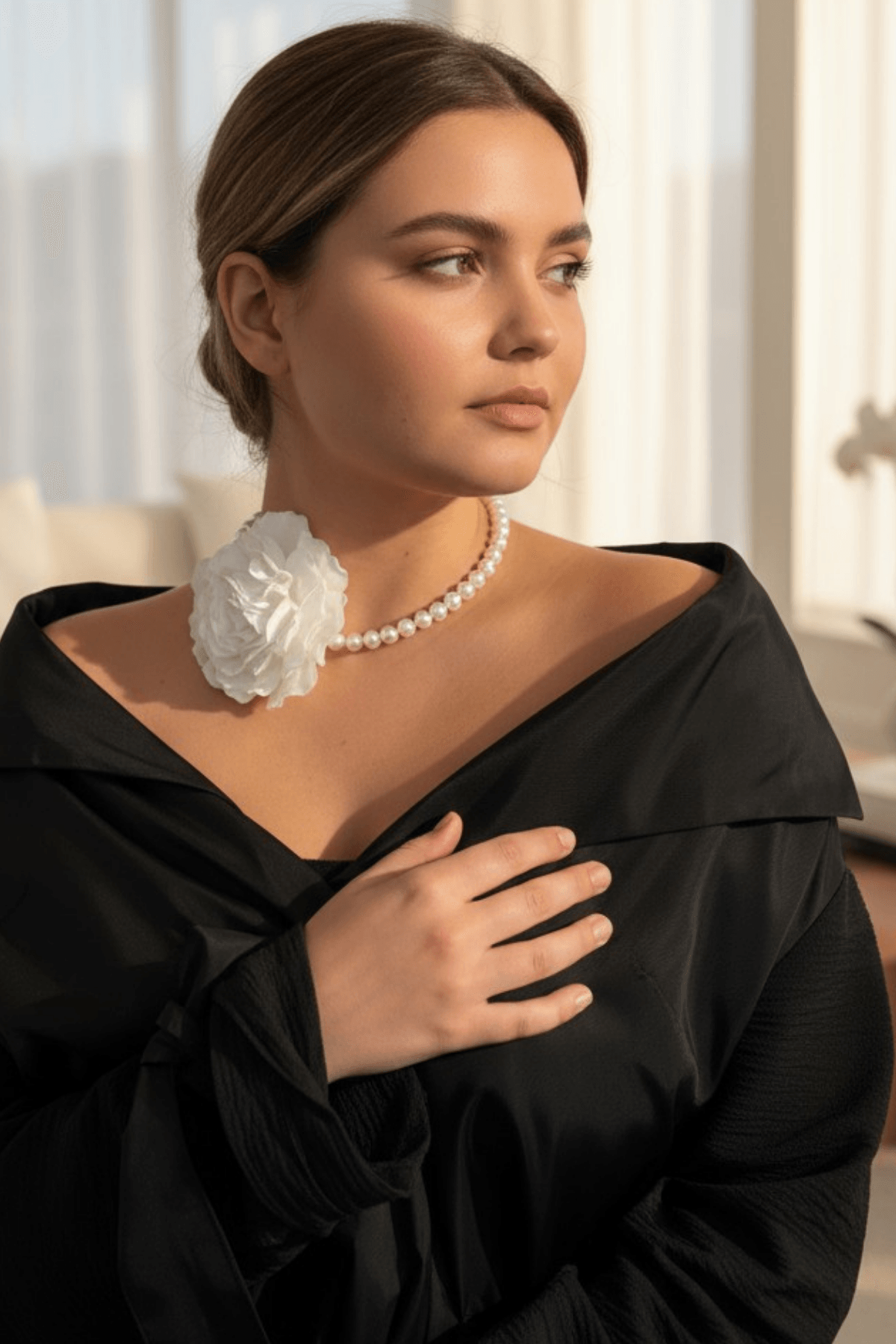 Ayarlanabilir Çiçek Detaylı İnci Choker Kolye 