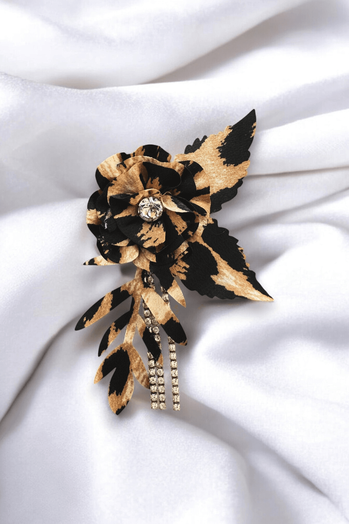 İğneli Saten Kumaş Leopar Desen Taşlı Çiçek Broş