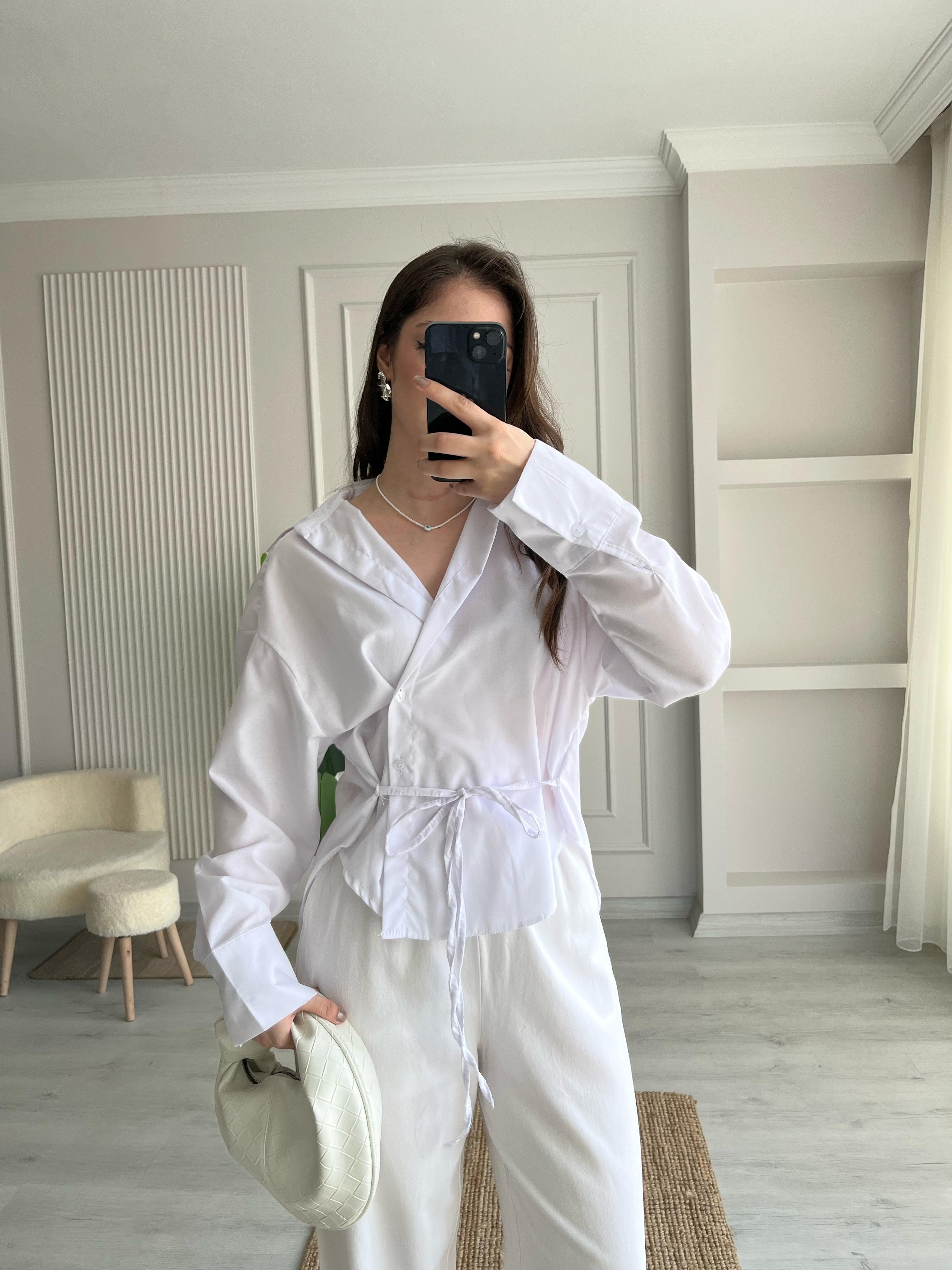 ÇİFT DÜĞMELİ V YAKA MARKA MODEL GÖMLEK
