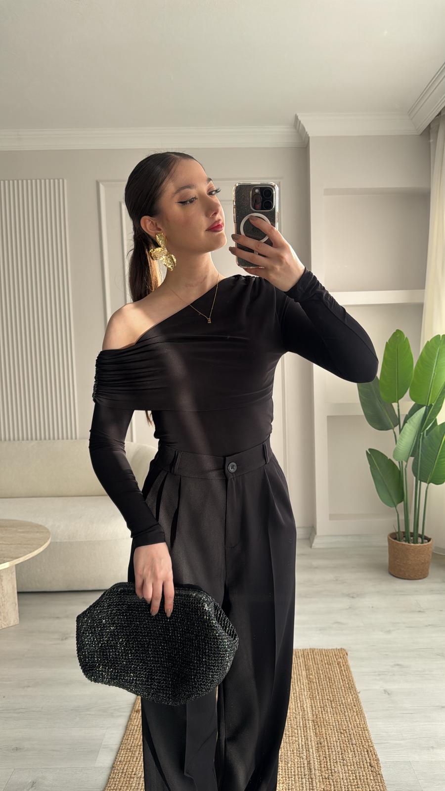 OMZU AÇIK BÜZGÜLÜ BLUZ 