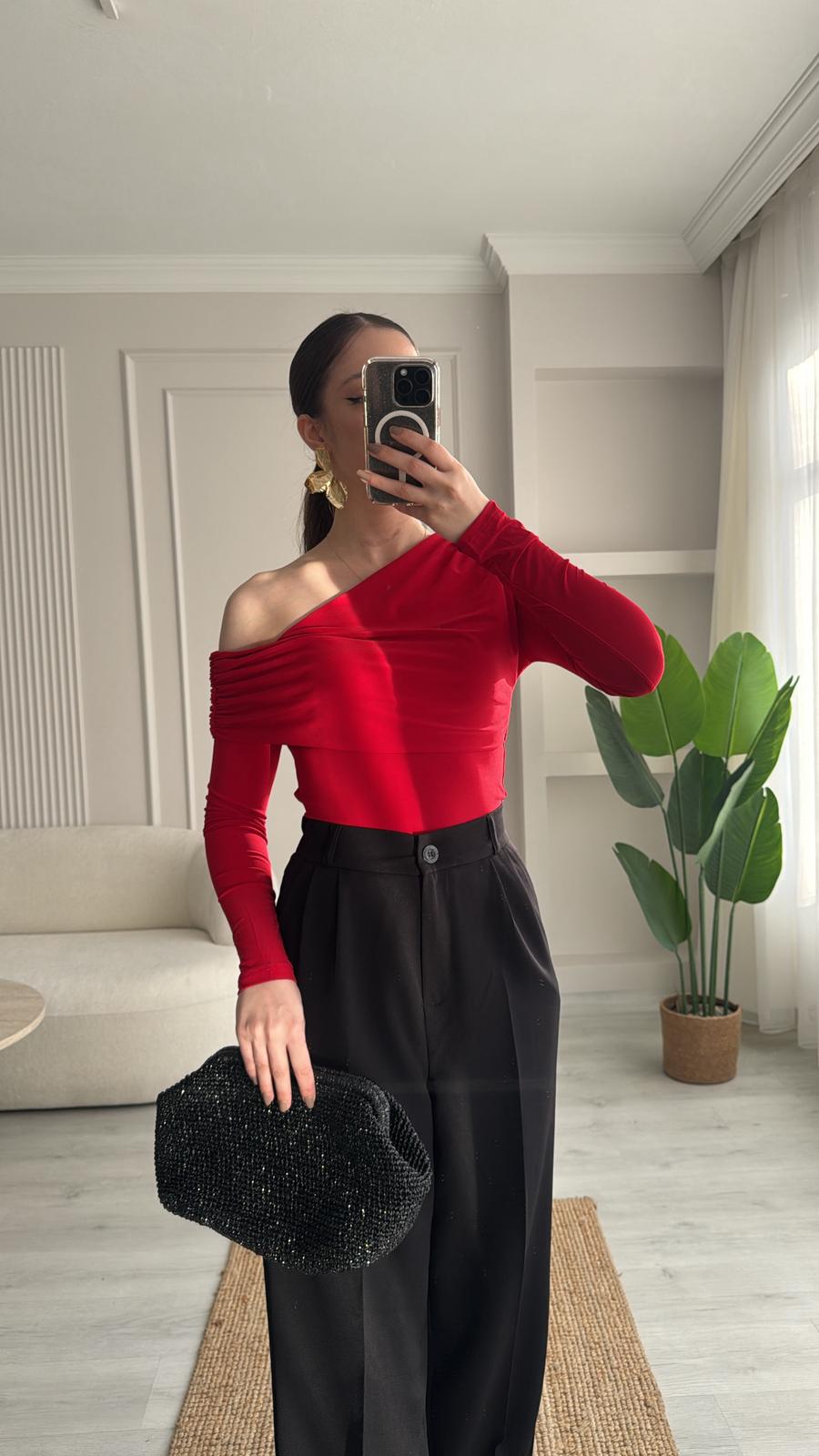 OMZU AÇIK BÜZGÜLÜ BLUZ  - KIRMIZI