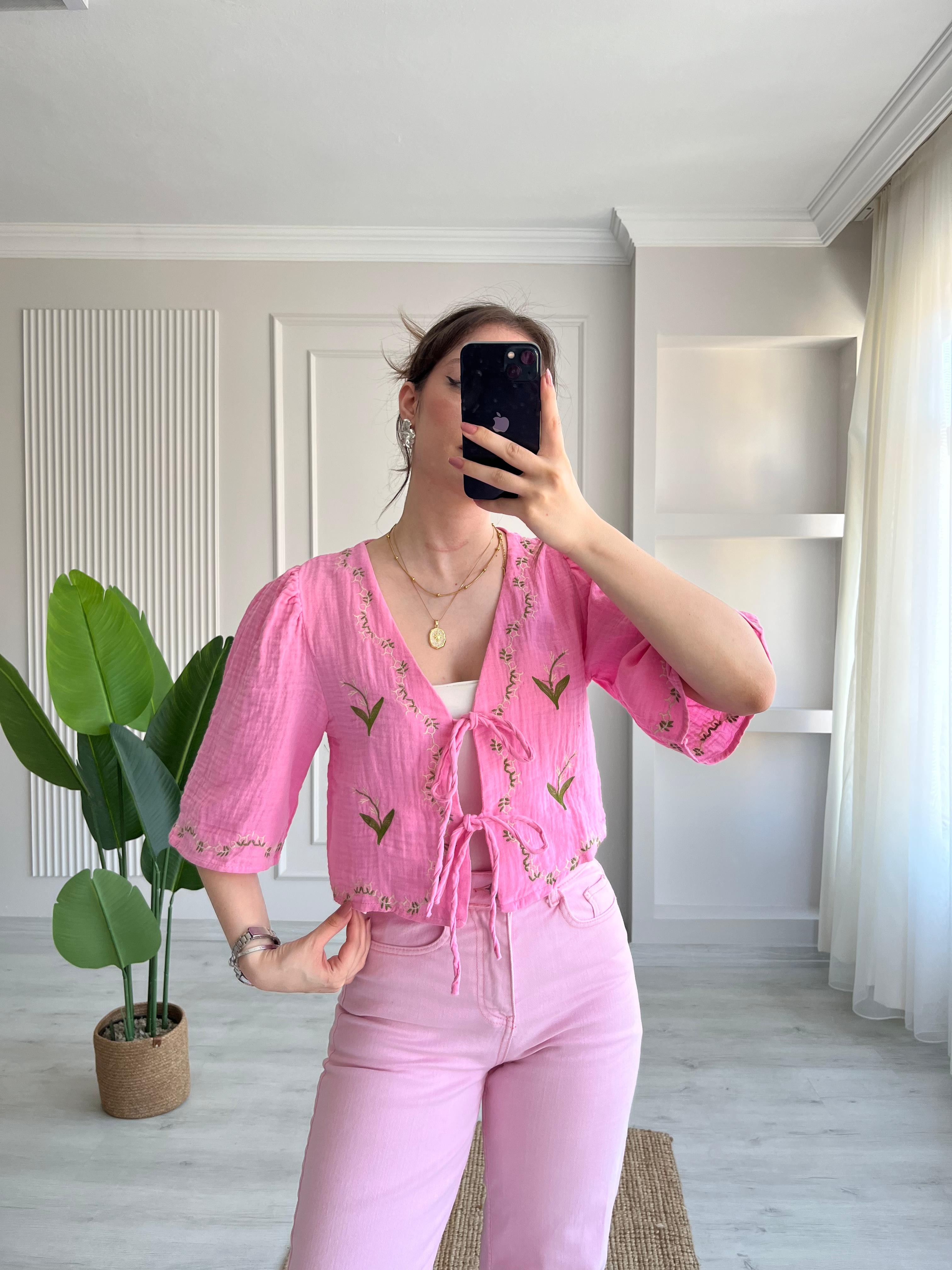 KISA NAKIŞLI BLUZ - PEMBE