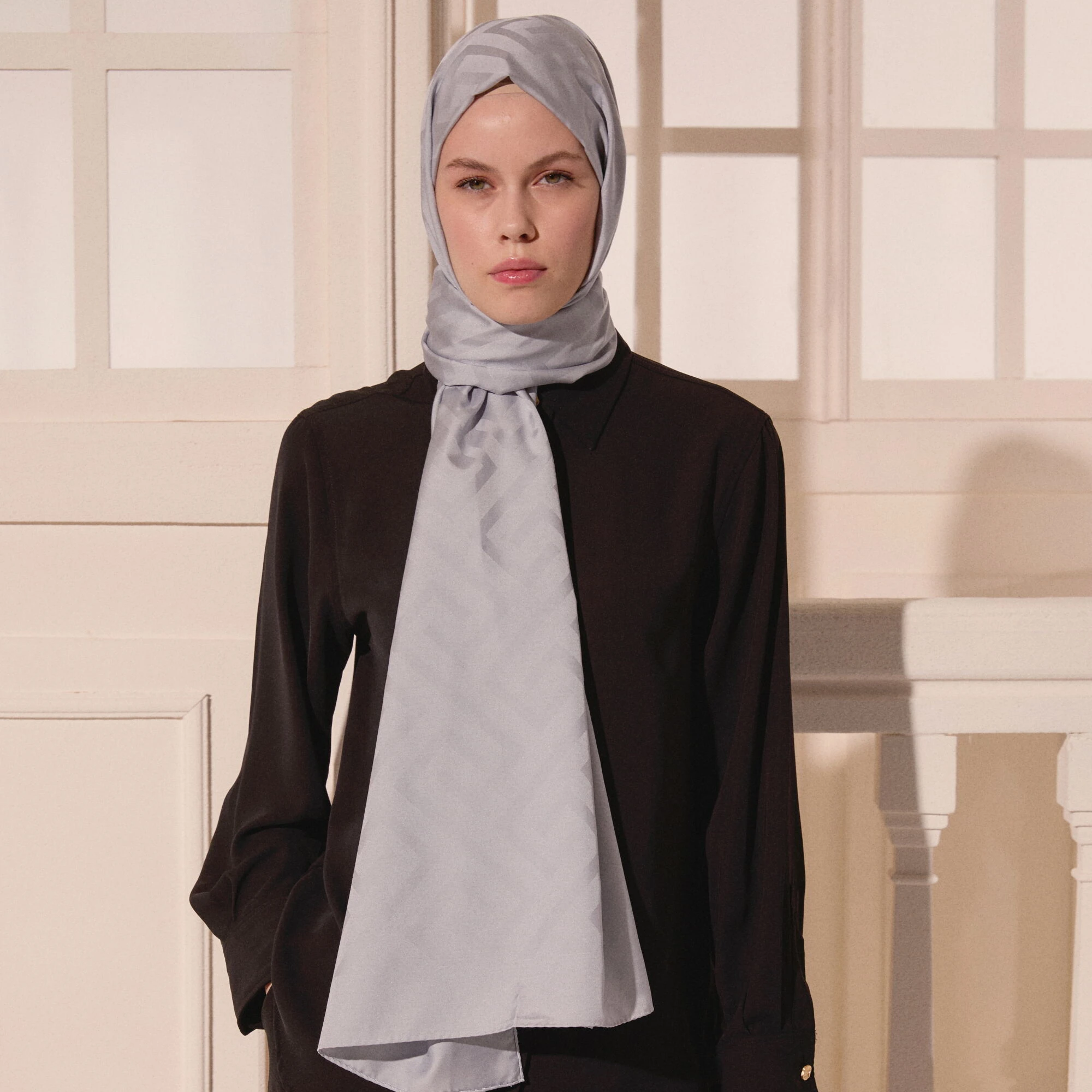 Gümüş G Desen Jakarlı Yün İpek Şal