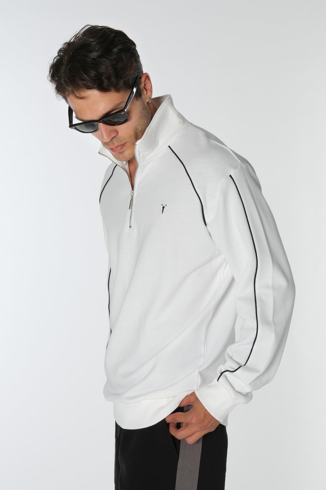 Beyaz Yarım Fermuarlı Sweatshirt
