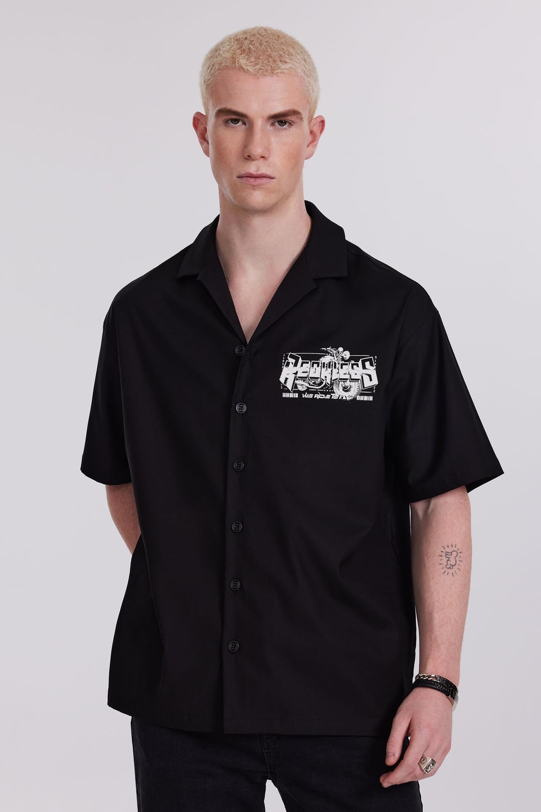 Önü ve Arkası Baskılı Siyah Erkek Kısa Kollu Gömlek