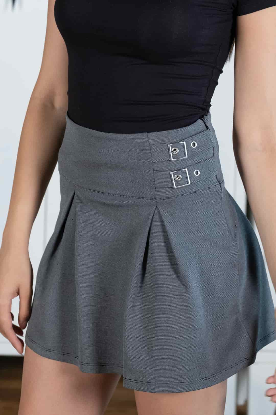 Gri Kemer Detaylı Mini Etek