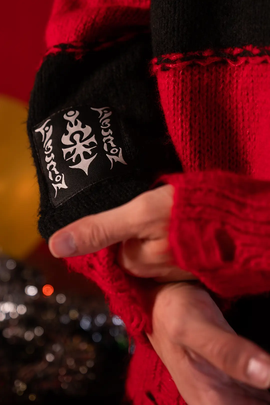 Kolu Yama Detaylı Kırmızı Çizgili Erkek Kazak