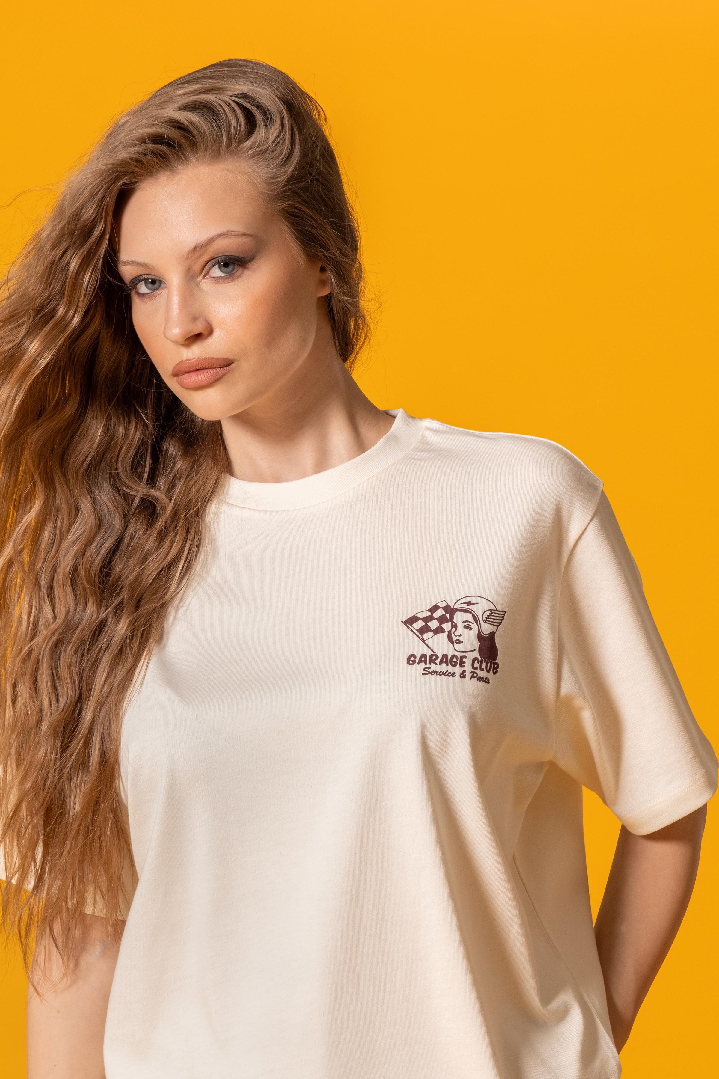 Göğsü Baskılı Kadın Ekru Oversize Tişört
