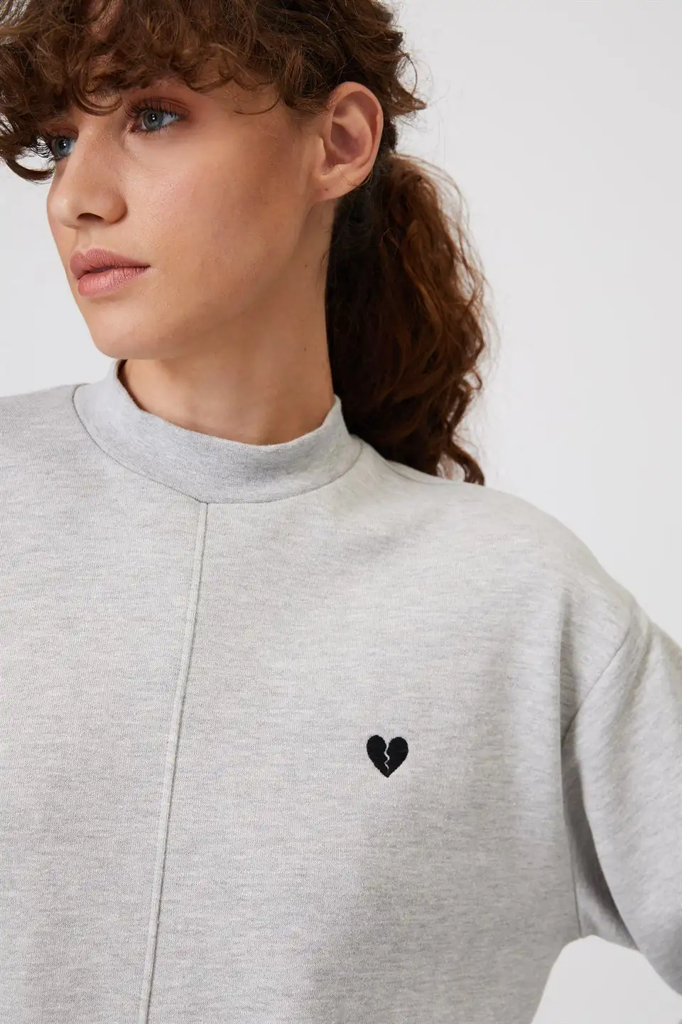 Nakışlı Kadın Dik Yaka Sweatshirt