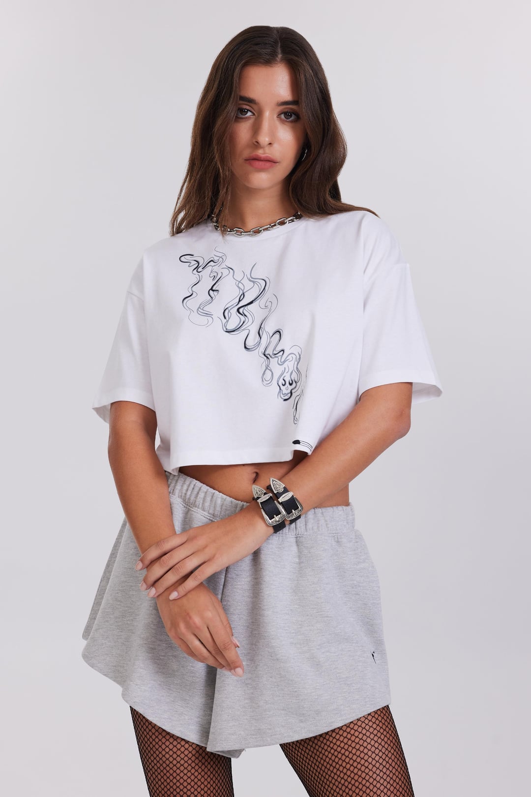 Gri Baskılı Beyaz Crop Tişört