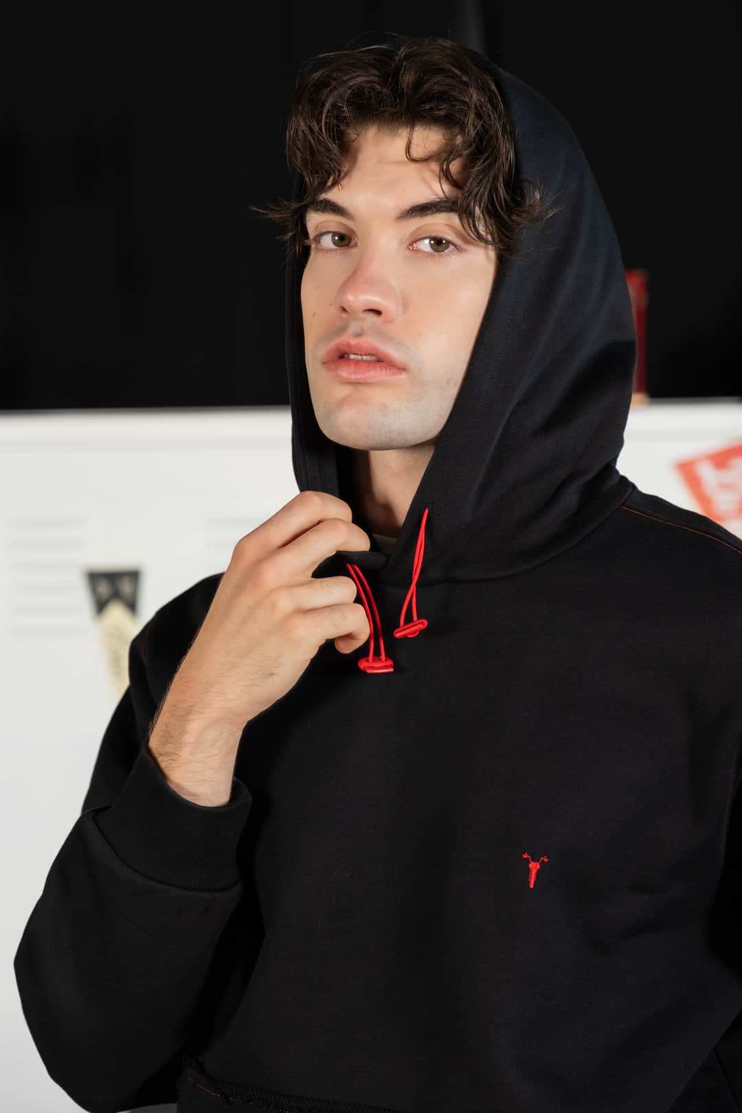 Nakış Detaylı Siyah Hoodie