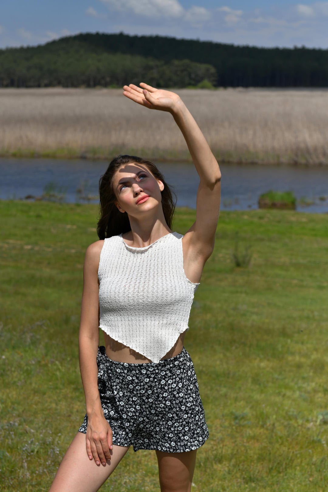 Asimetrik Kesim Dokulu Ekru Crop Top