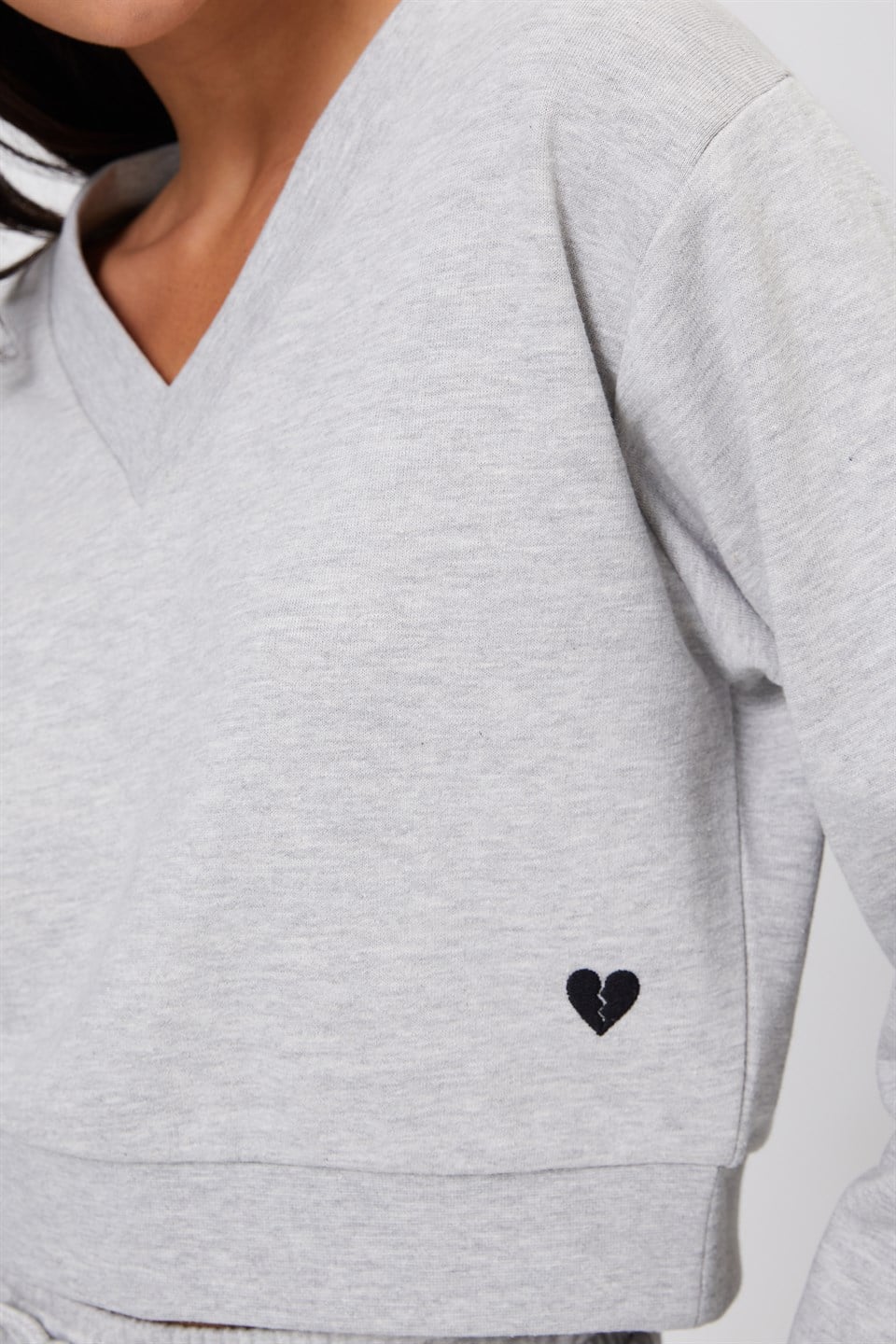 V Yaka Nakışlı Sweatshirt