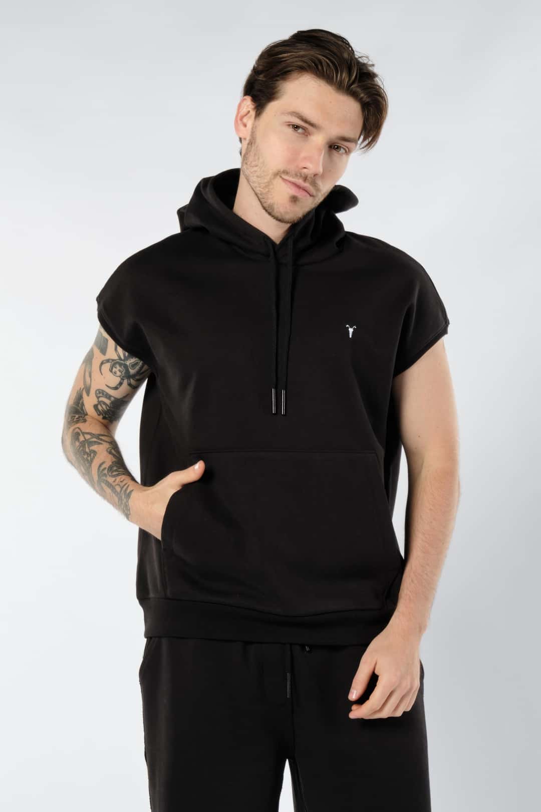 Nakışlı Kapüşonlu Siyah Kolsuz Erkek Hoodie