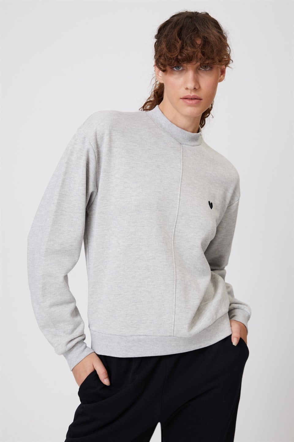 Nakışlı Kadın Dik Yaka Sweatshirt