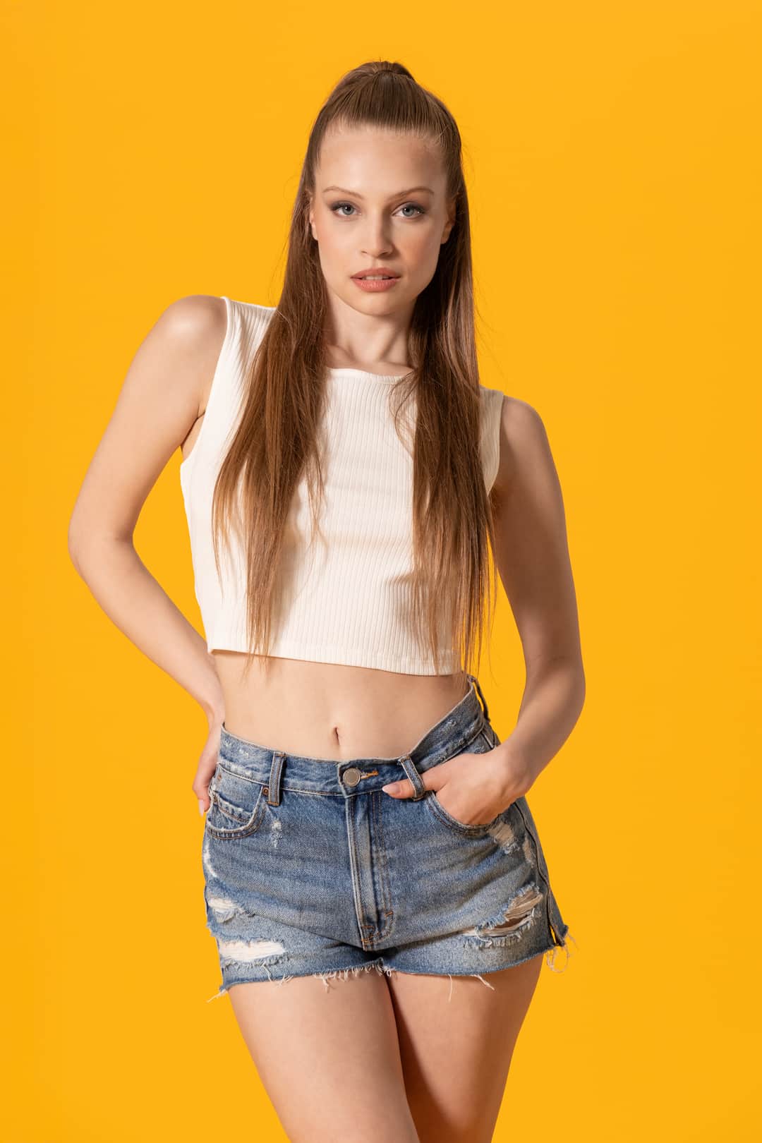 Sırt Dekolteli Kadın Beyaz Kolsuz Crop Üst