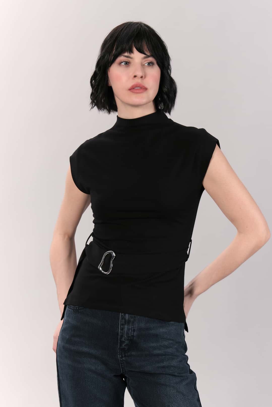 Toka Detaylı Siyah Kolsuz Body