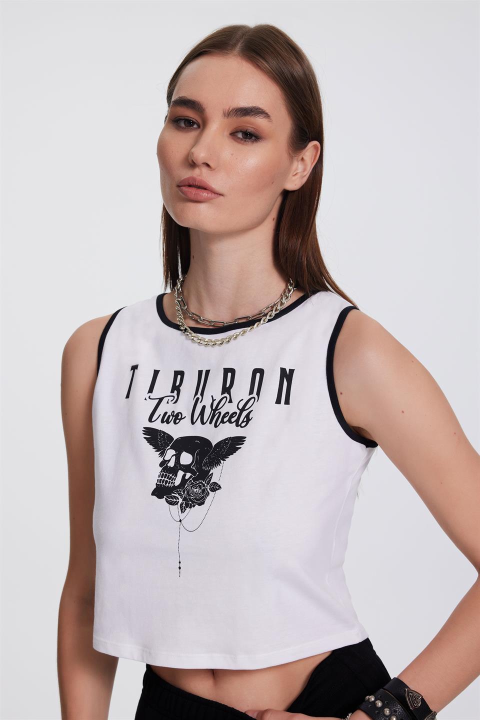 Beyaz Biye Detaylı Crop Kolsuz Tişört
