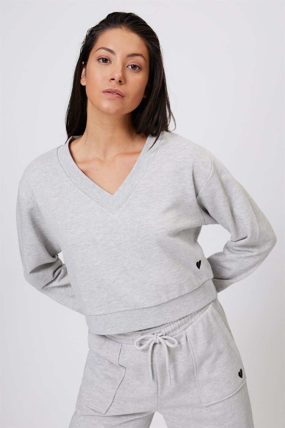 V Yaka Nakışlı Sweatshirt