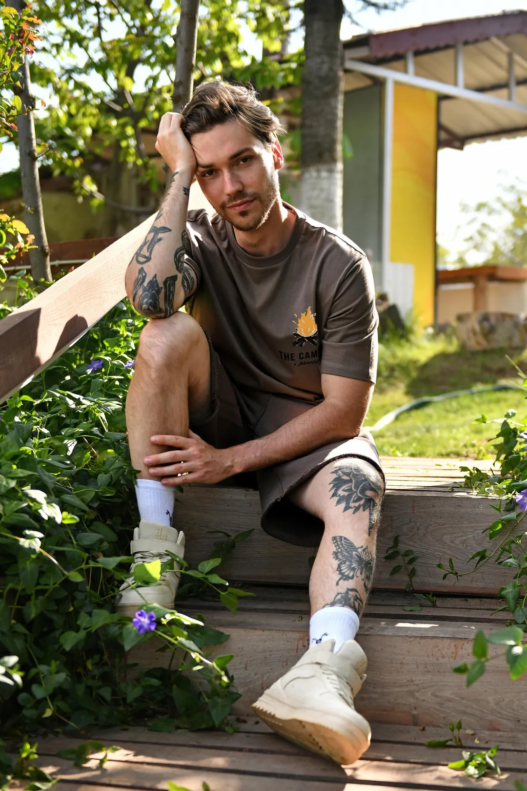 Ateş Baskılı Bisiklet Yakalı Kahverengi Erkek Tişört