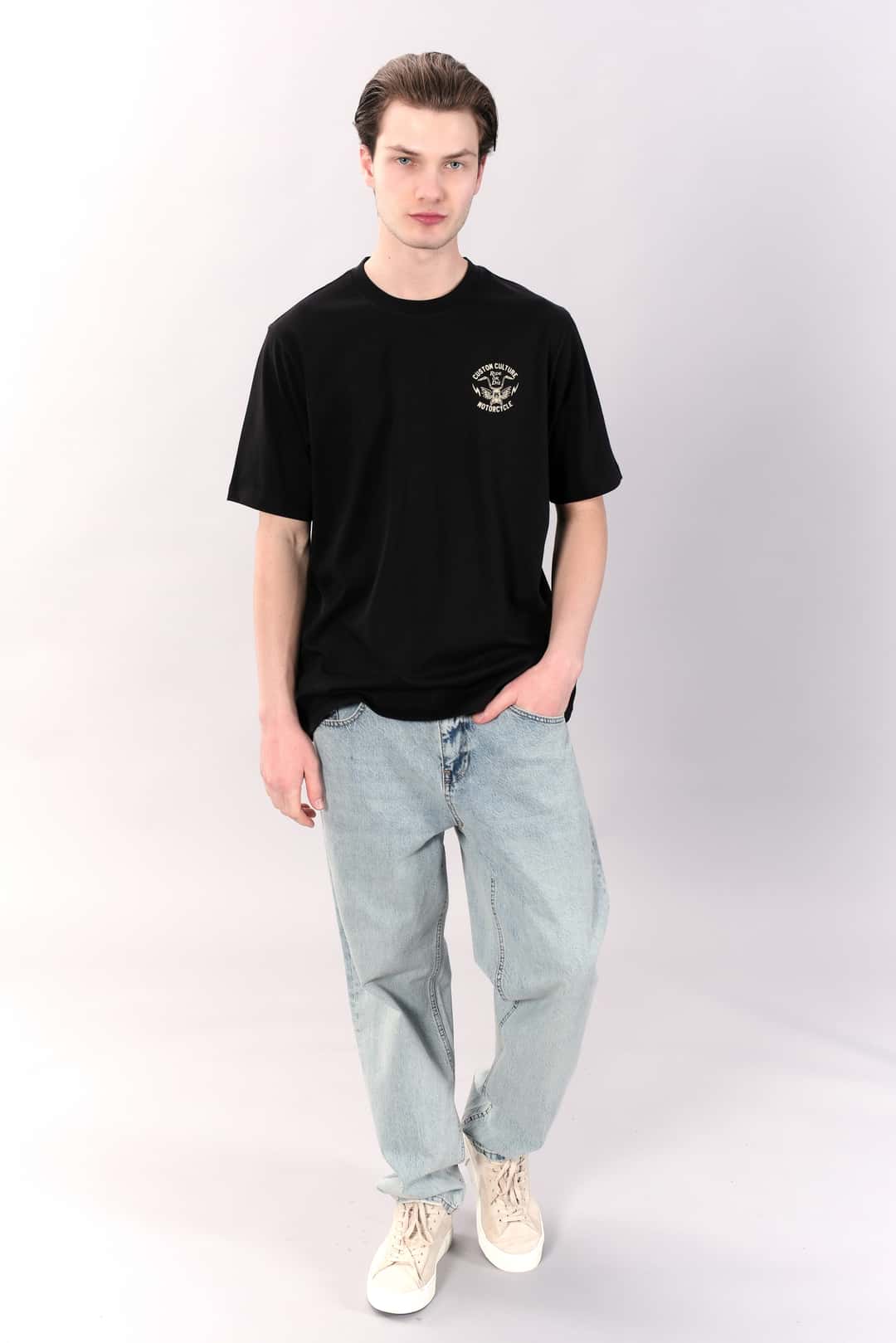 Göğsü Minimal Baskılı Siyah Regular Tişört