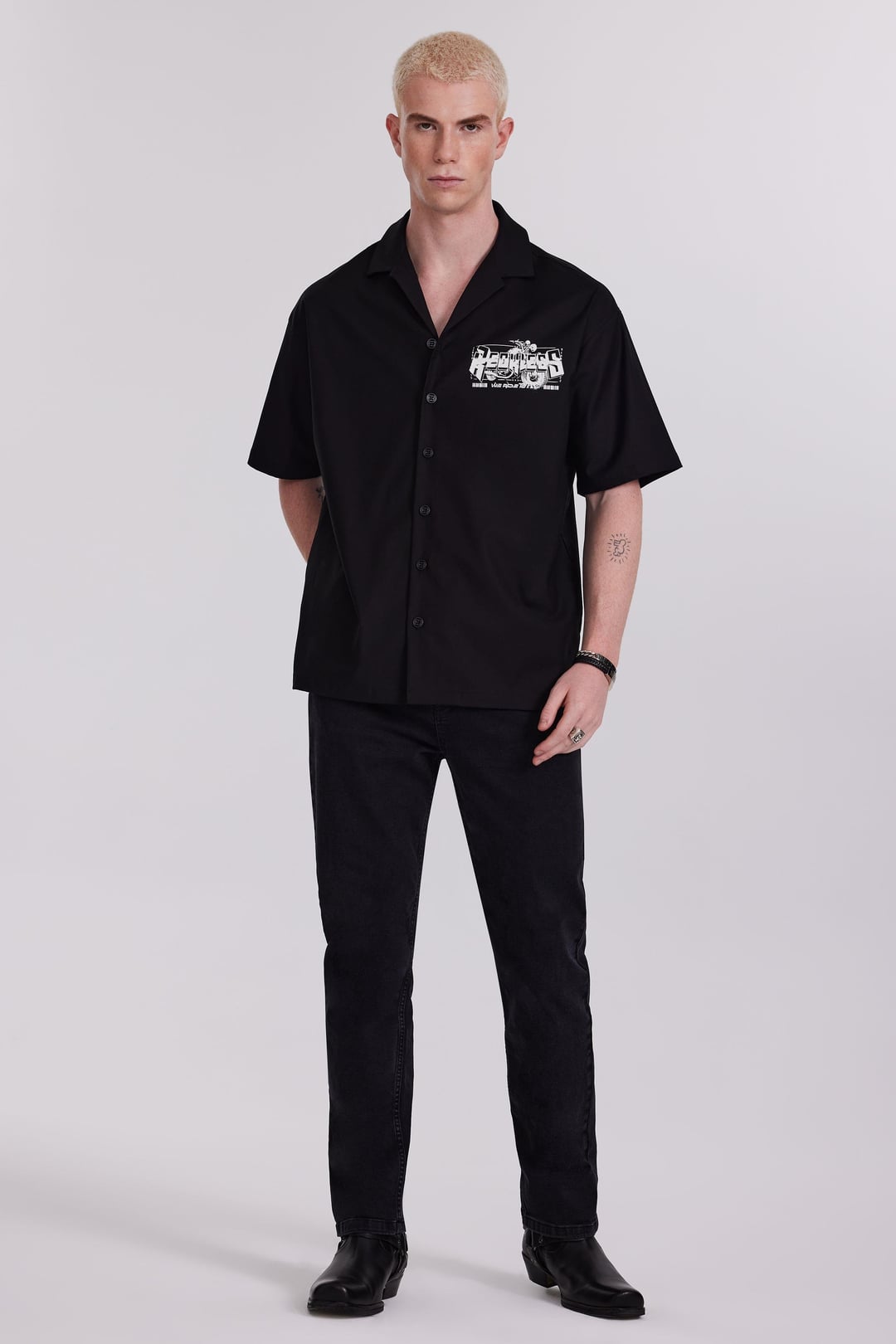 Önü ve Arkası Baskılı Siyah Erkek Kısa Kollu Gömlek
