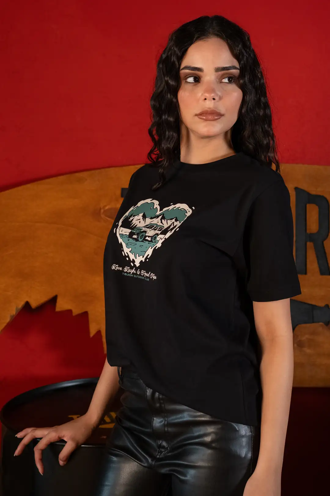 Kalp Baskılı Kadın Siyah Regular Tişört