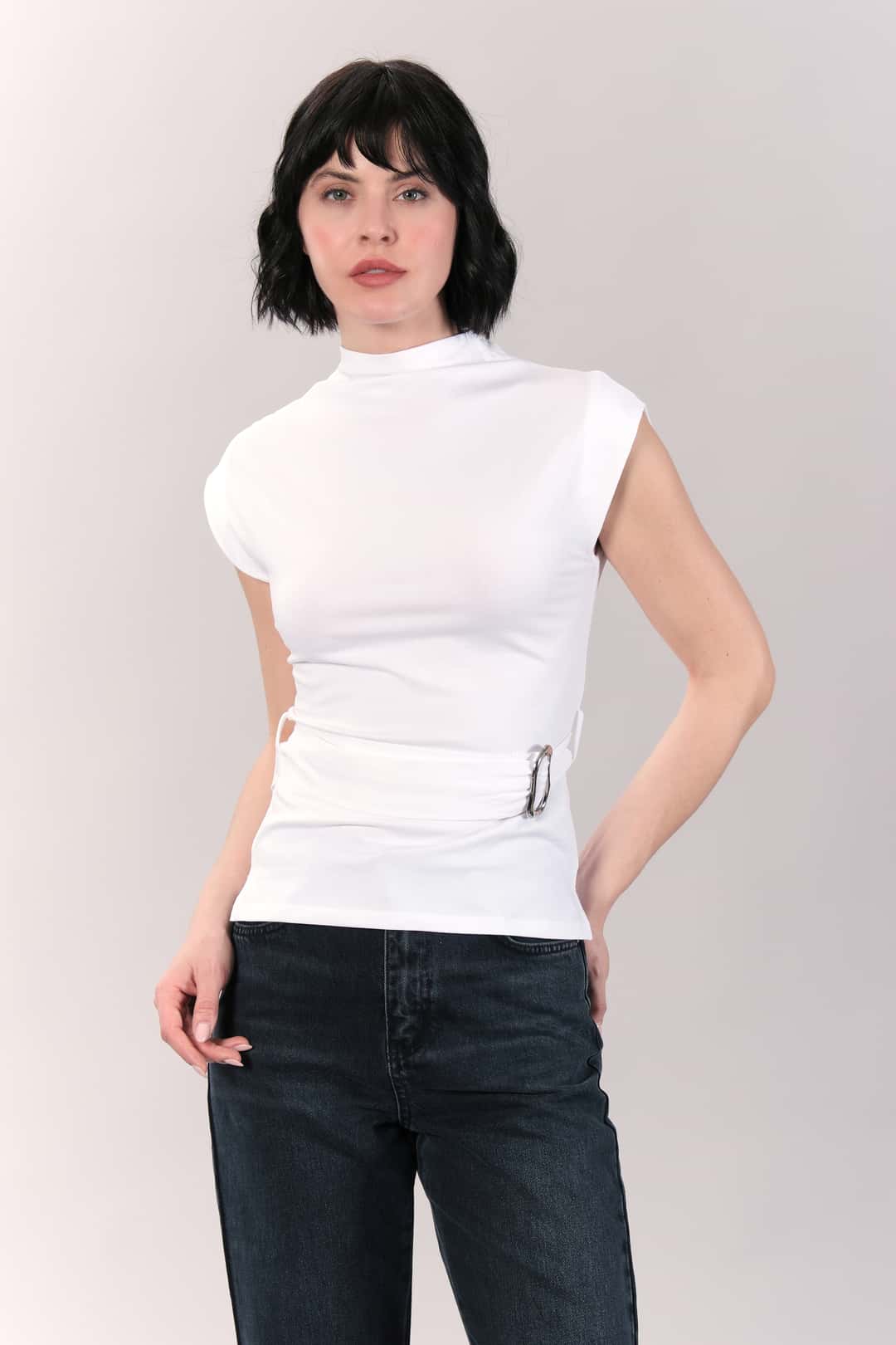 Toka Detaylı Beyaz Kolsuz Body