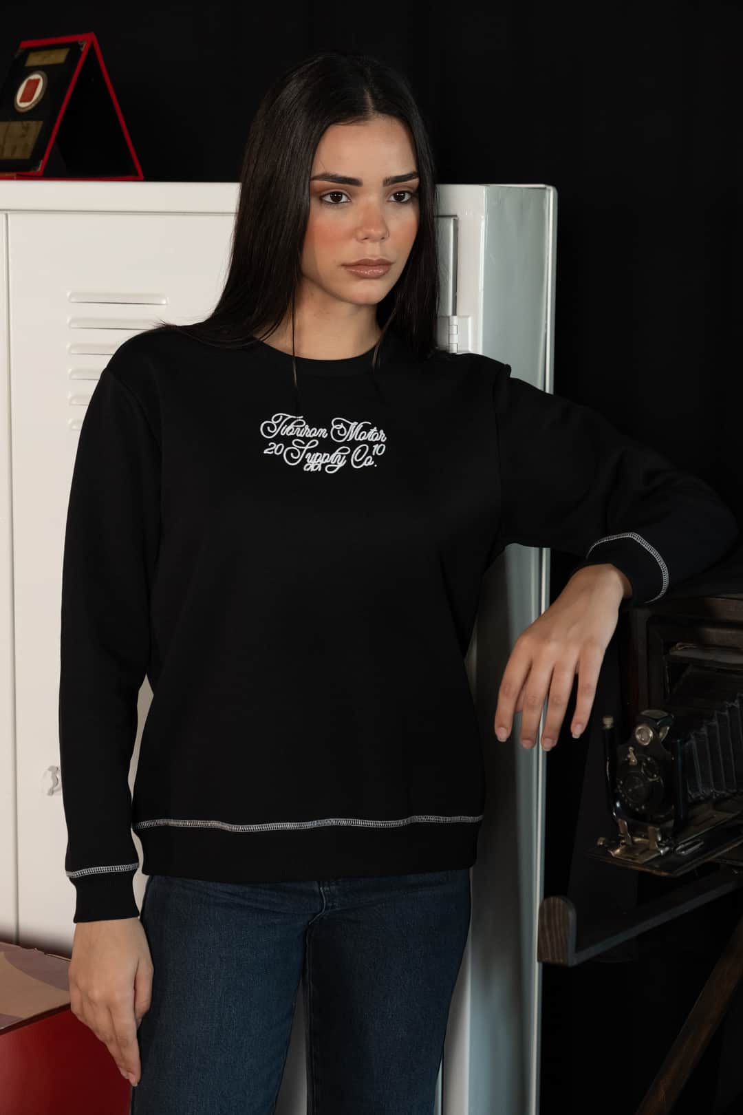 Dikiş Detaylı Nakışlı Siyah Sweatshirt