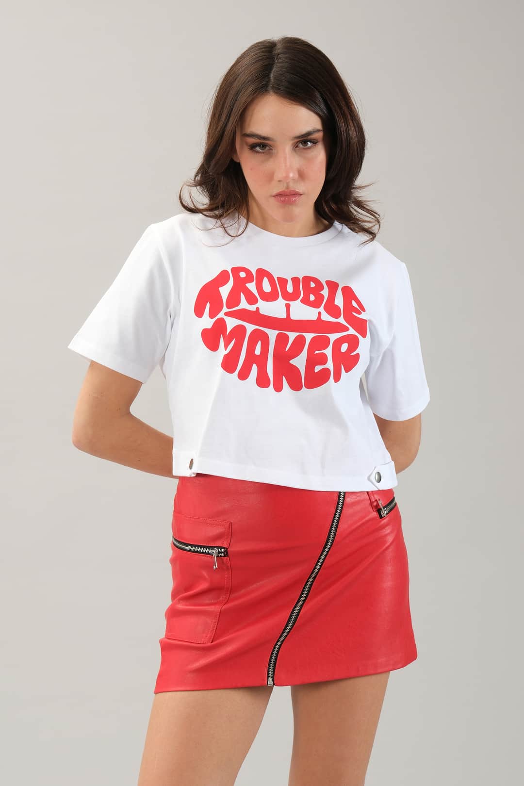 Kırmızı Yazı Baskılı Beyaz Crop Tişört
