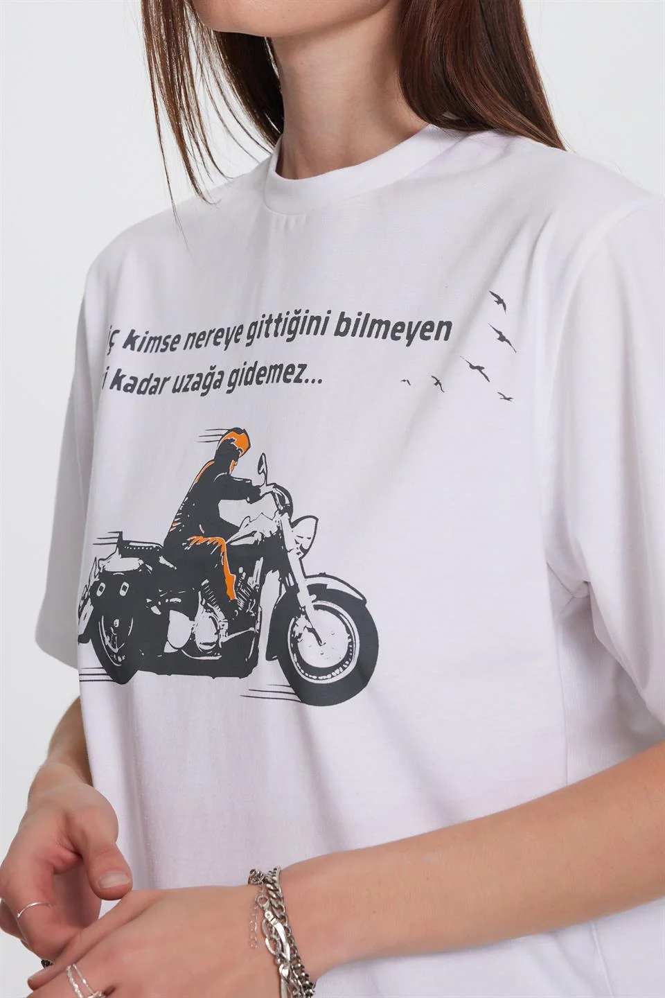 Motorcu Baskılı Beyaz Kadın Tişört