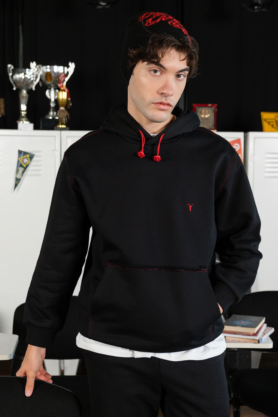 Nakış Detaylı Siyah Hoodie