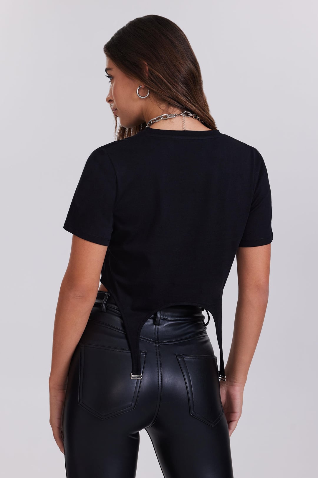 Metal Kanca Detaylı Siyah Crop Tişört