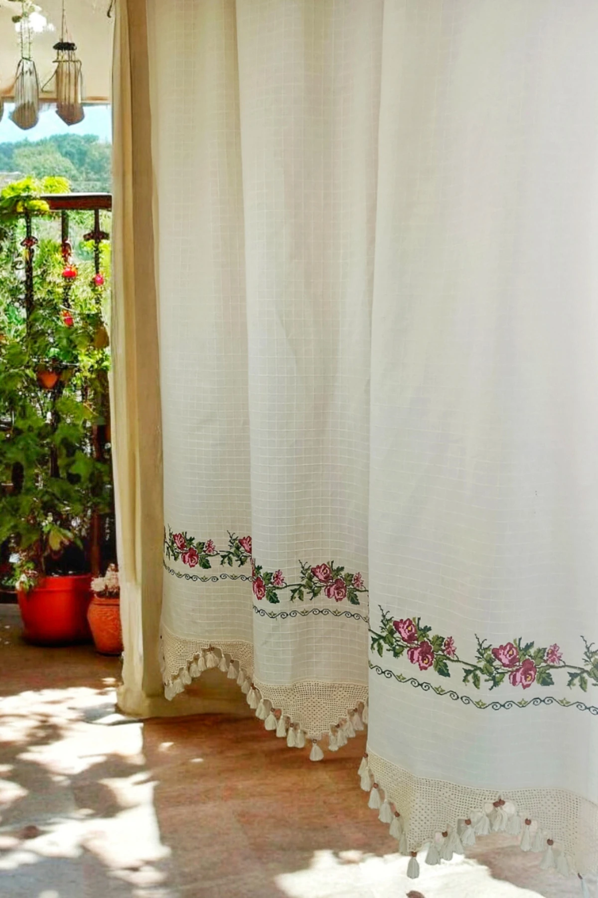 Kırmızı Kanaviçe Işlemeli Otantik Bodrum Işi Monika Perde (EN X BOY) - Pilesiz