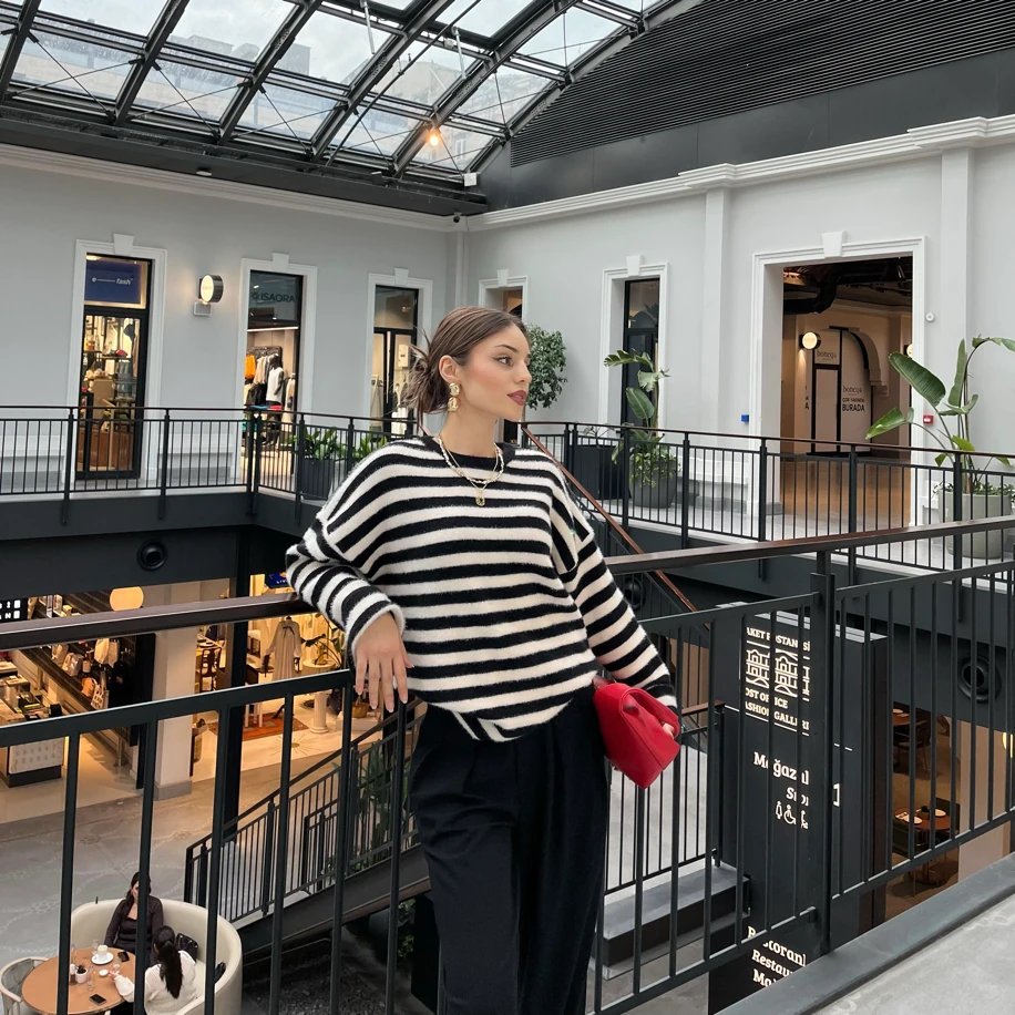 Siyah-Beyaz Çizgili Kazak