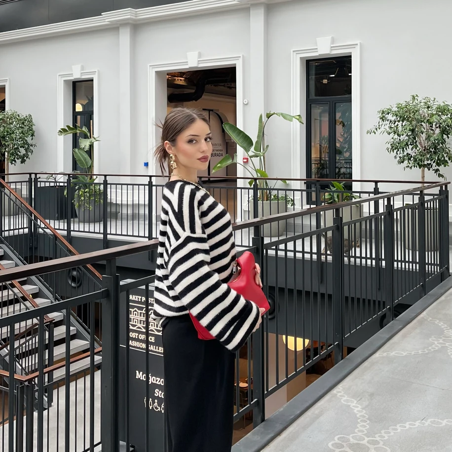 Siyah-Beyaz Çizgili Kazak