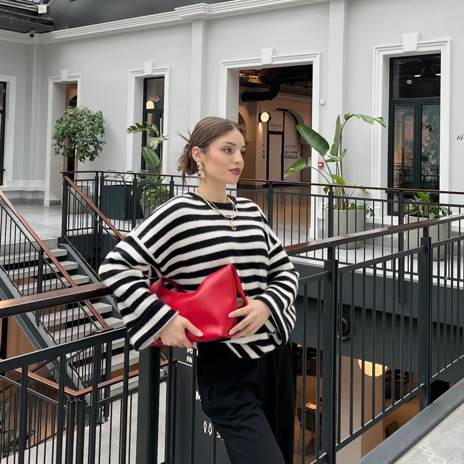 Siyah-Beyaz Çizgili Kazak