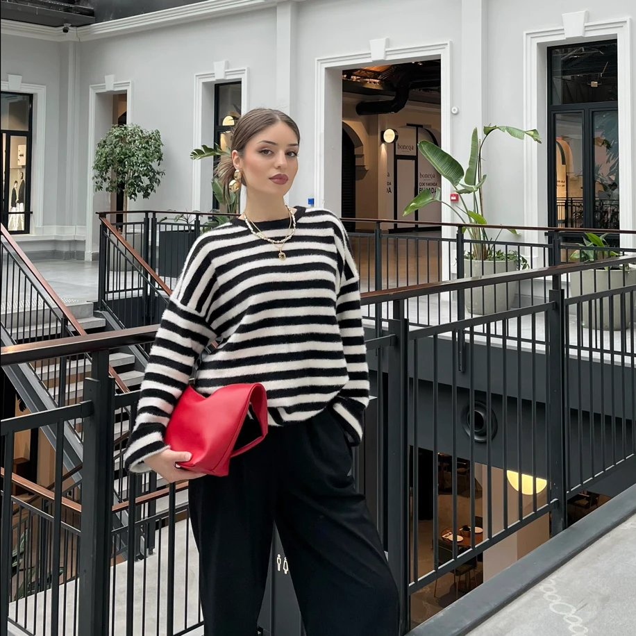 Siyah-Beyaz Çizgili Kazak