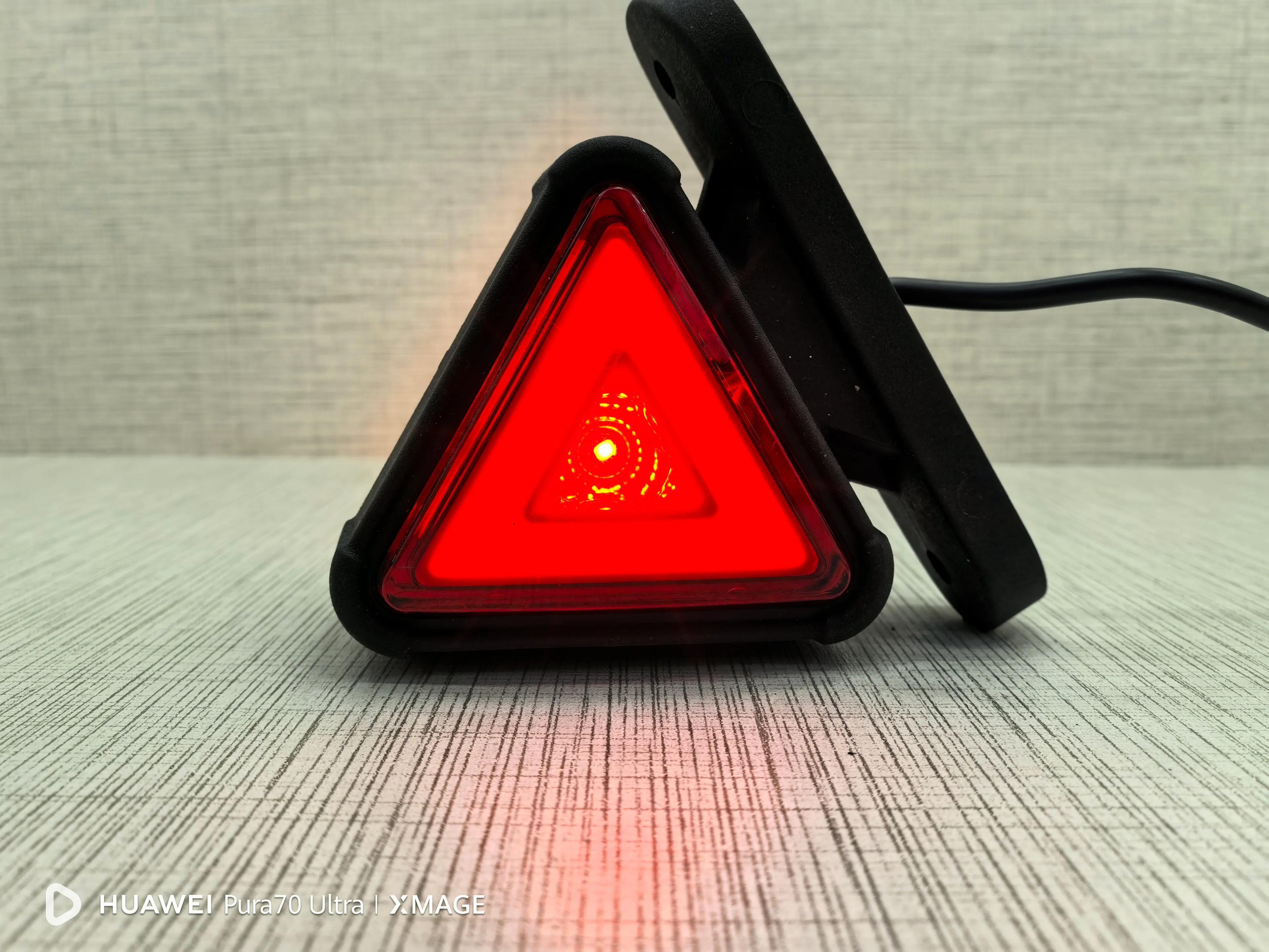 Neon Takoz Lamba Büyük Üçgen Tip Kırmızı - Beyaz ve Sİnyalli