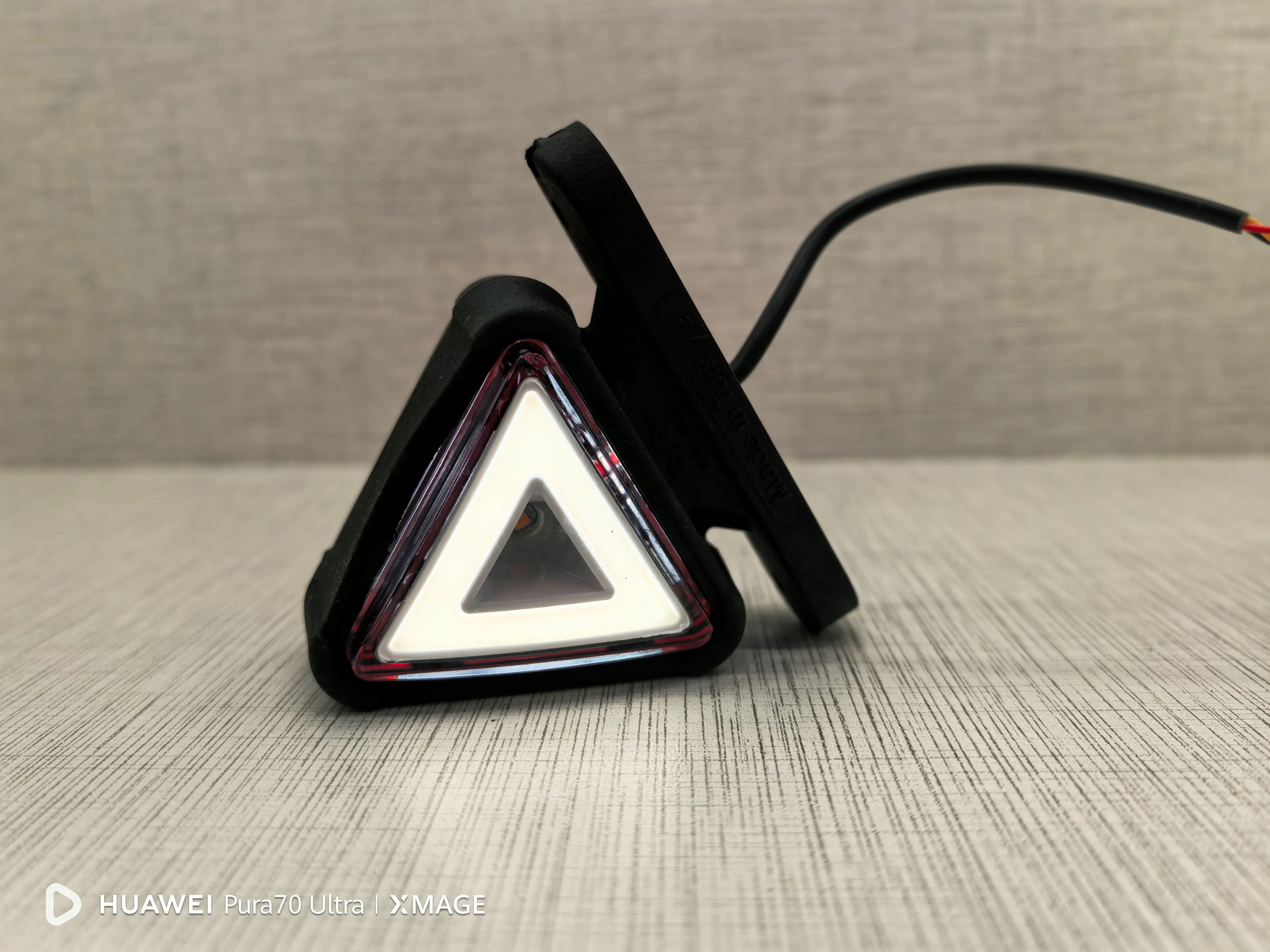 Neon Takoz Lamba Büyük Üçgen Tip Kırmızı - Beyaz ve Sİnyalli